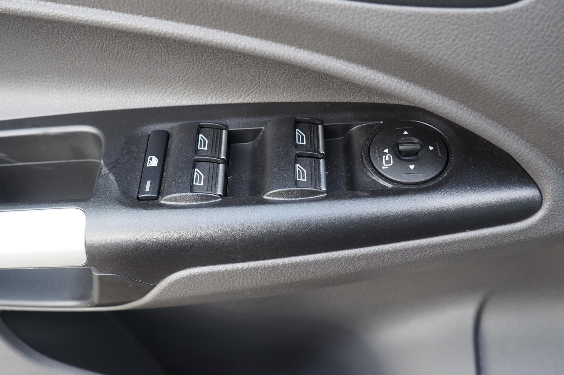 
								Ford Tournéo Connect 1,5 EcoBlue 100 Titanium + caméra + Options, 1ère Main – Garantie 12 mois complet									