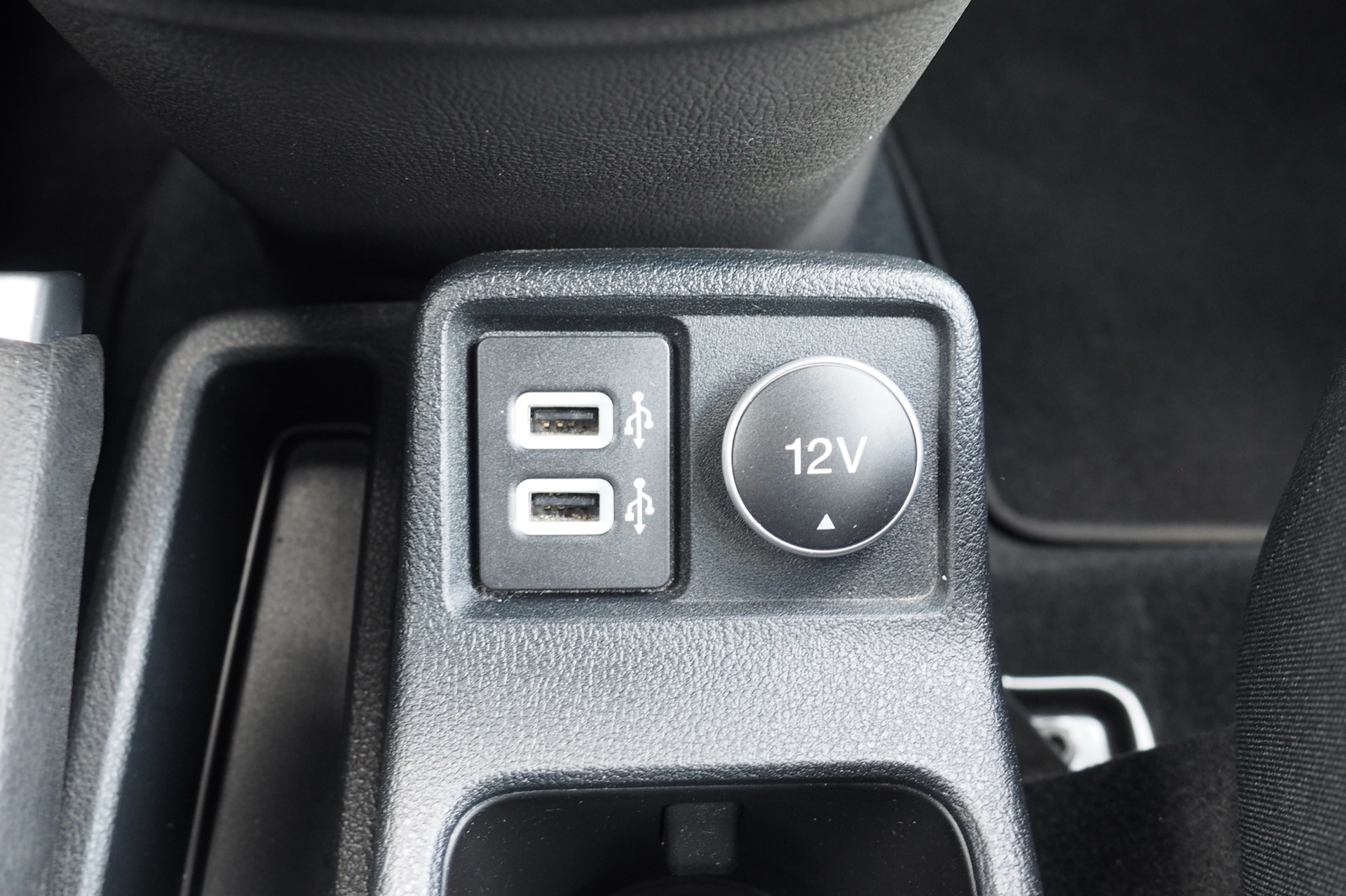 
								Ford Tournéo Connect 1,5 EcoBlue 100 Titanium + caméra + Options, 1ère Main – Garantie 12 mois complet									