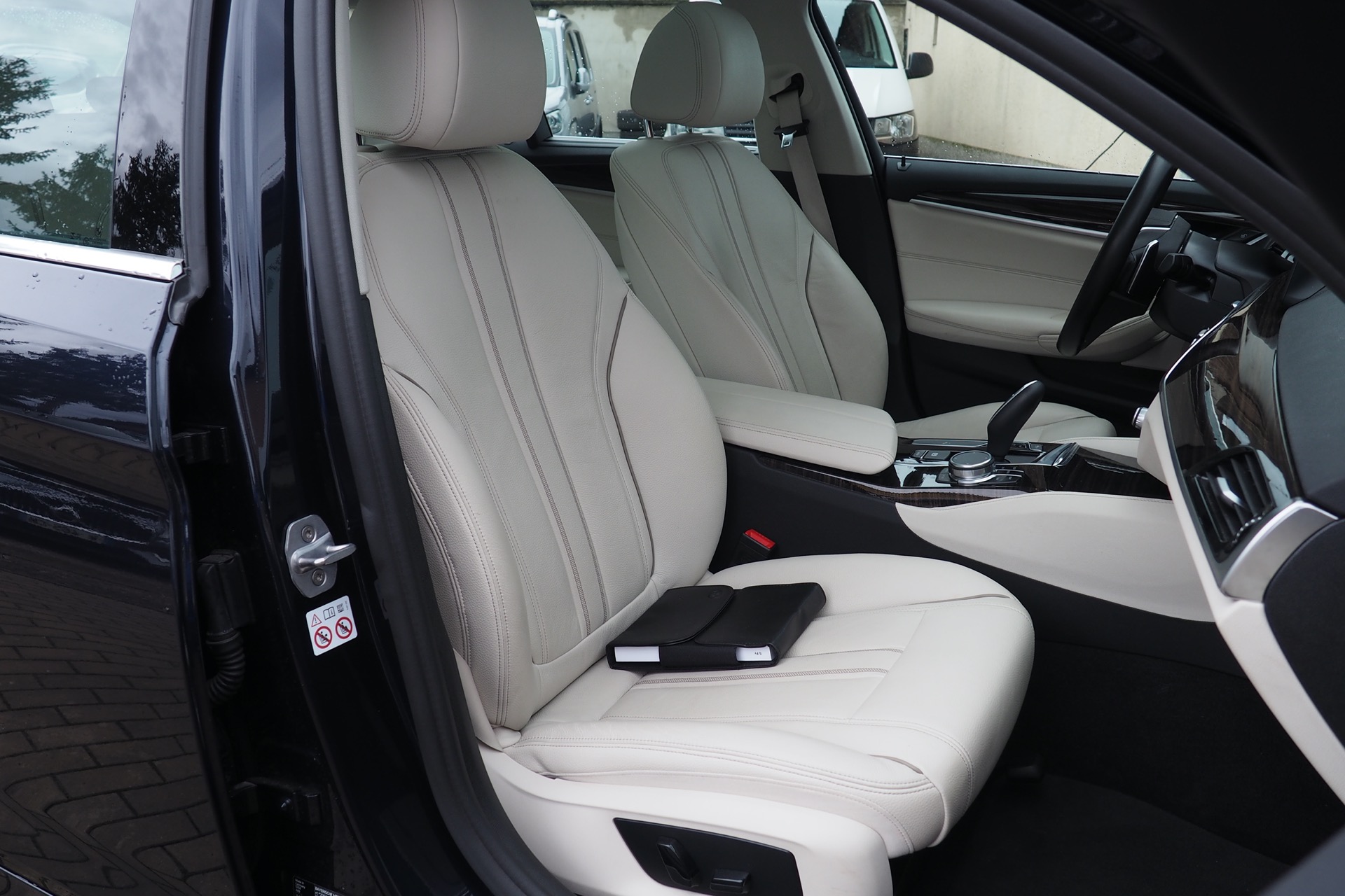 
								BMW 520d 190 Touring BVA8 Luxury + Toit pano + Options, 1ère Main – Garantie 12 mois. complet									