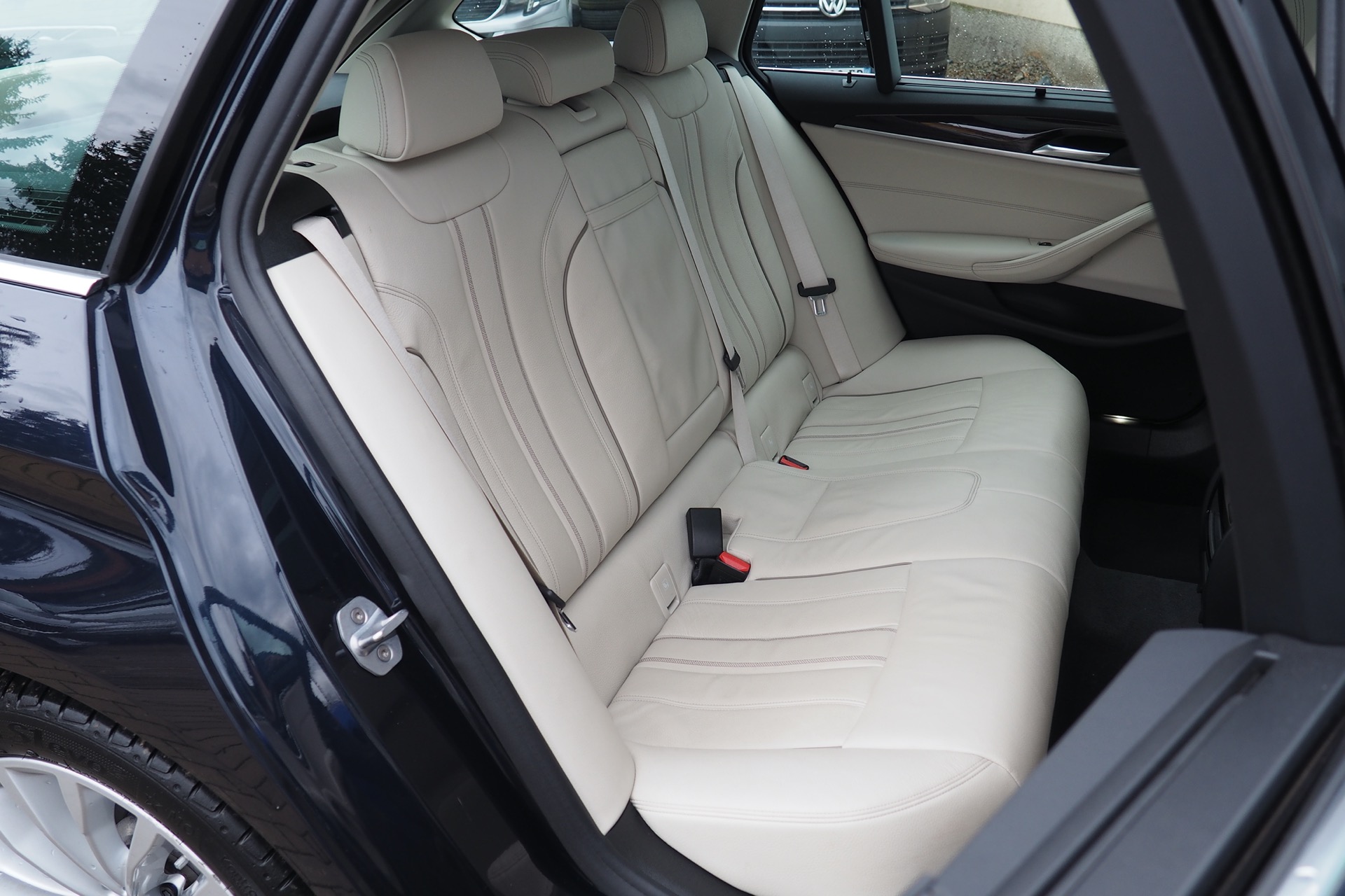 
								BMW 520d 190 Touring BVA8 Luxury + Toit pano + Options, 1ère Main – Garantie 12 mois. complet									