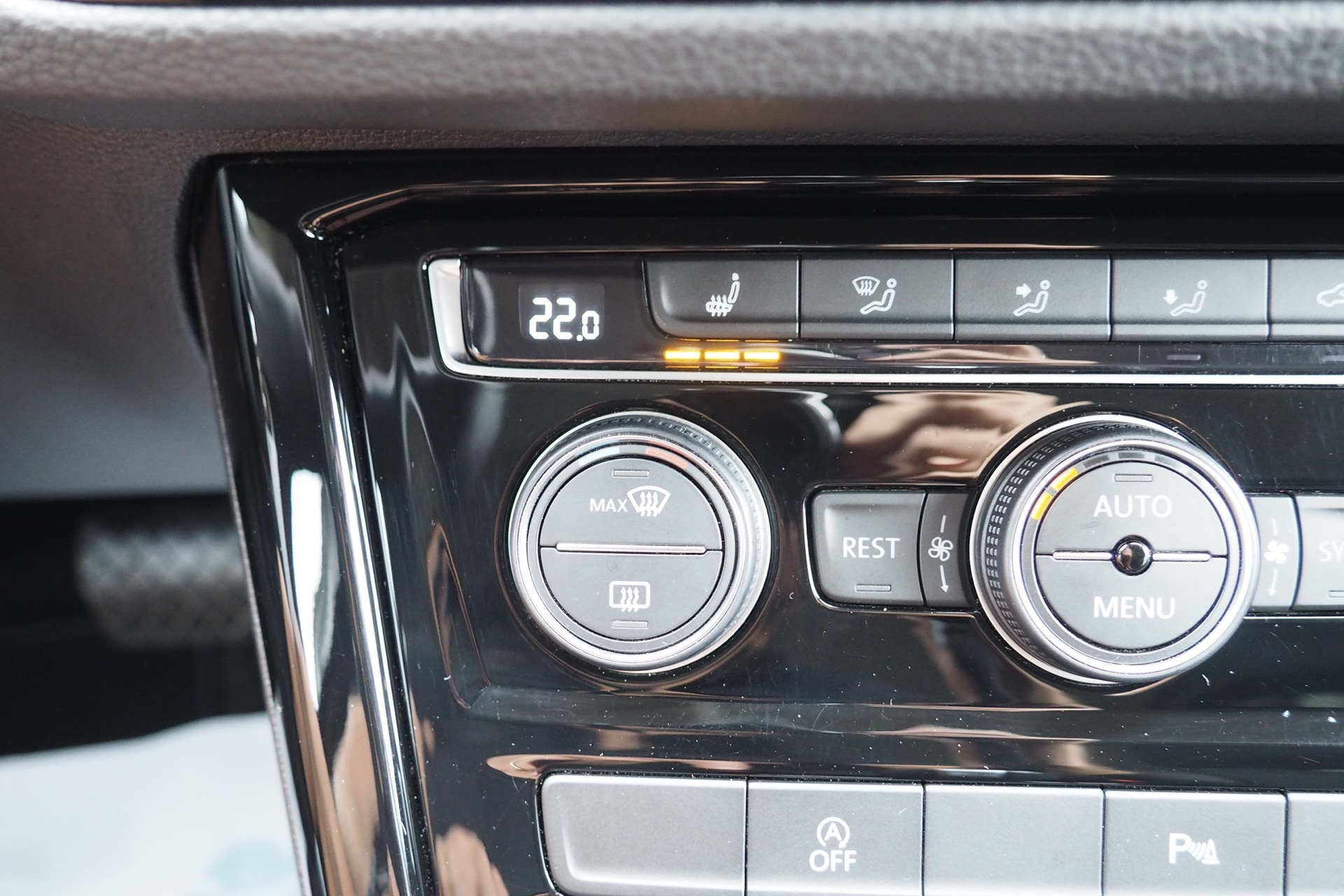 VOLKSWAGEN Touran 1,5 Tsi 150 Evo DSG Carat + Caméra + Options, 1ère Main – Garantie 12 mois. complet