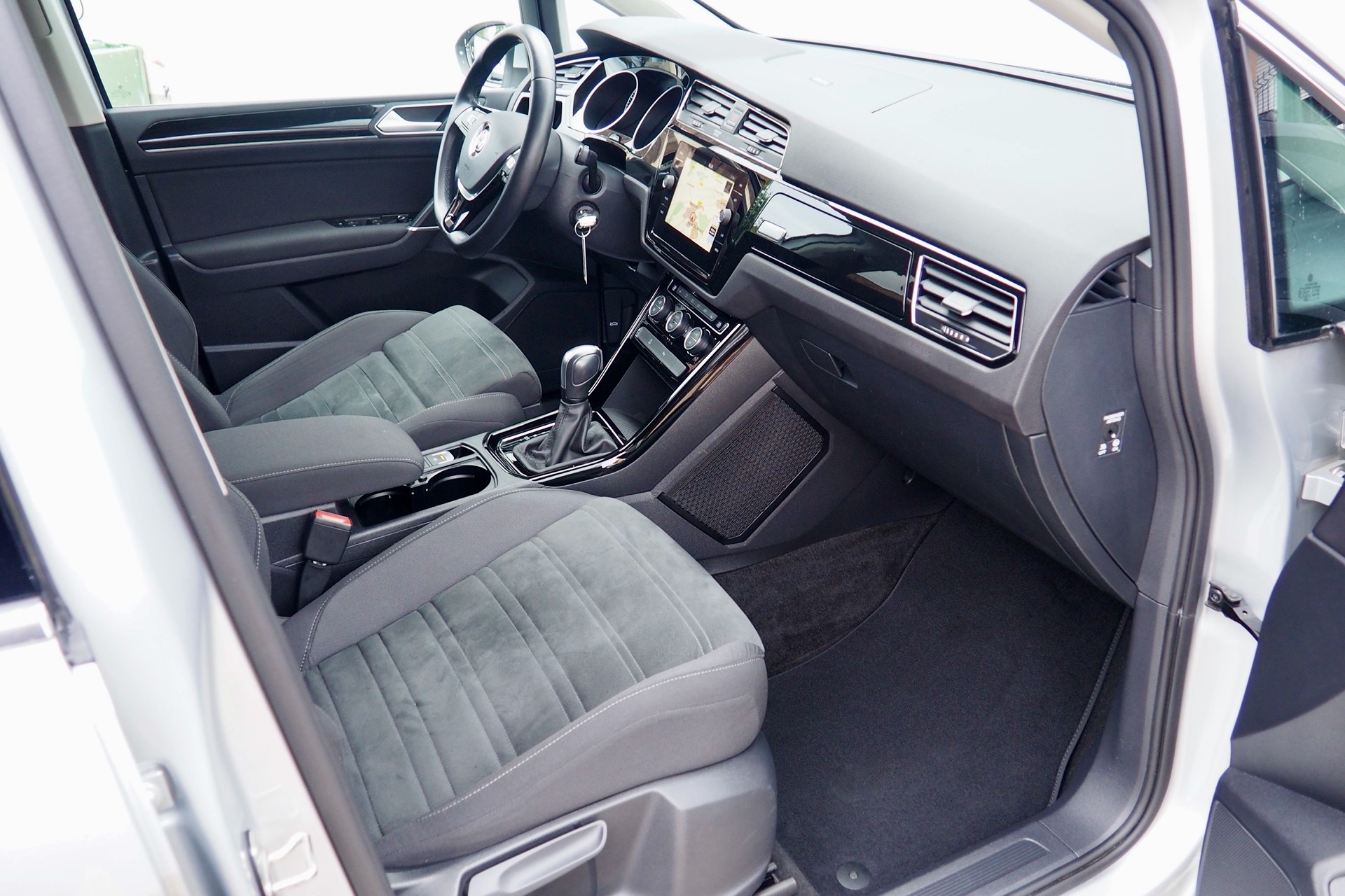 VOLKSWAGEN Touran 1,5 Tsi 150 Evo DSG Carat + Caméra + Options, 1ère Main – Garantie 12 mois. complet