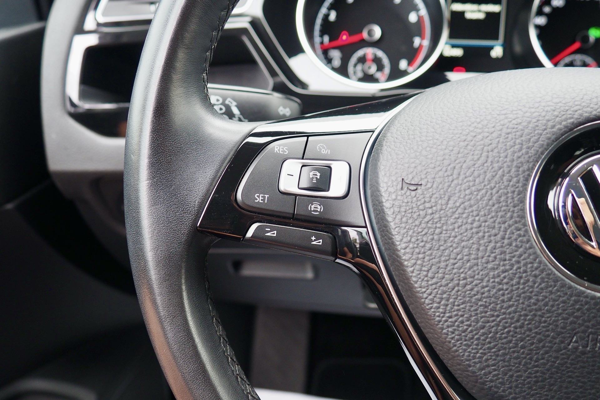 VOLKSWAGEN Touran 1,5 Tsi 150 Evo DSG Carat + Caméra + Options, 1ère Main – Garantie 12 mois. complet