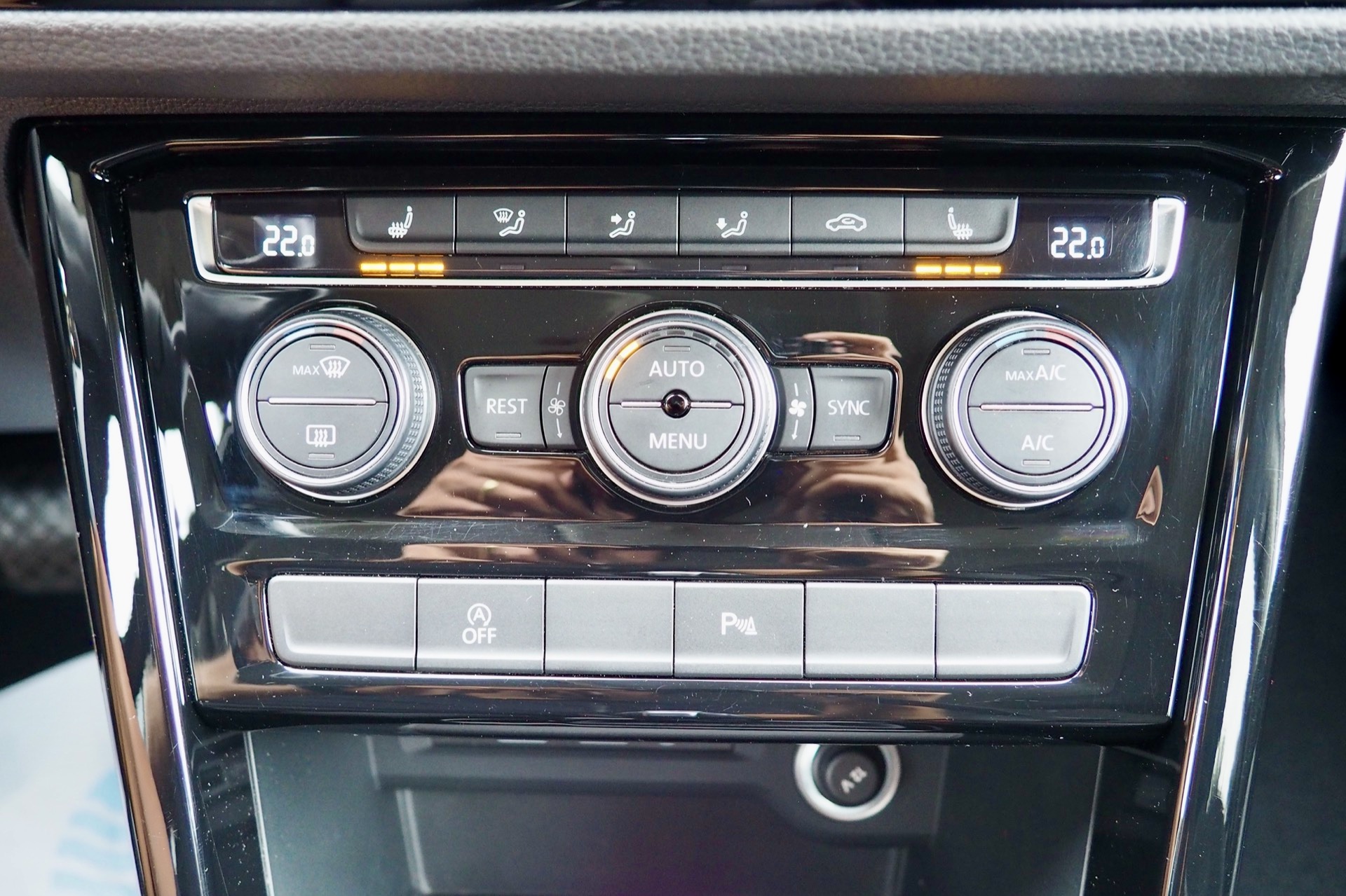 VOLKSWAGEN Touran 1,5 Tsi 150 Evo DSG Carat + Caméra + Options, 1ère Main – Garantie 12 mois. complet