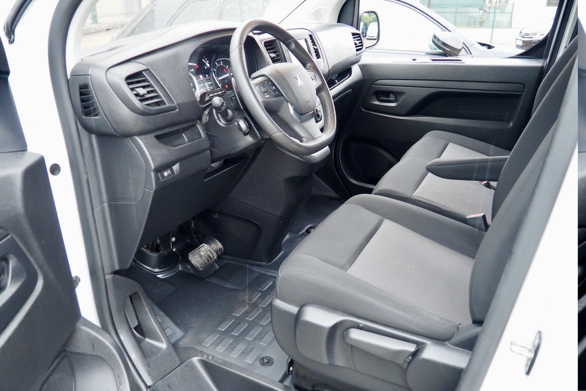 Peugeot Expert Fourgon 2,0 Hdi 145 EAT8  + Caméra + Attelage + Options, 1ère Main – Garantie 12 mois.
