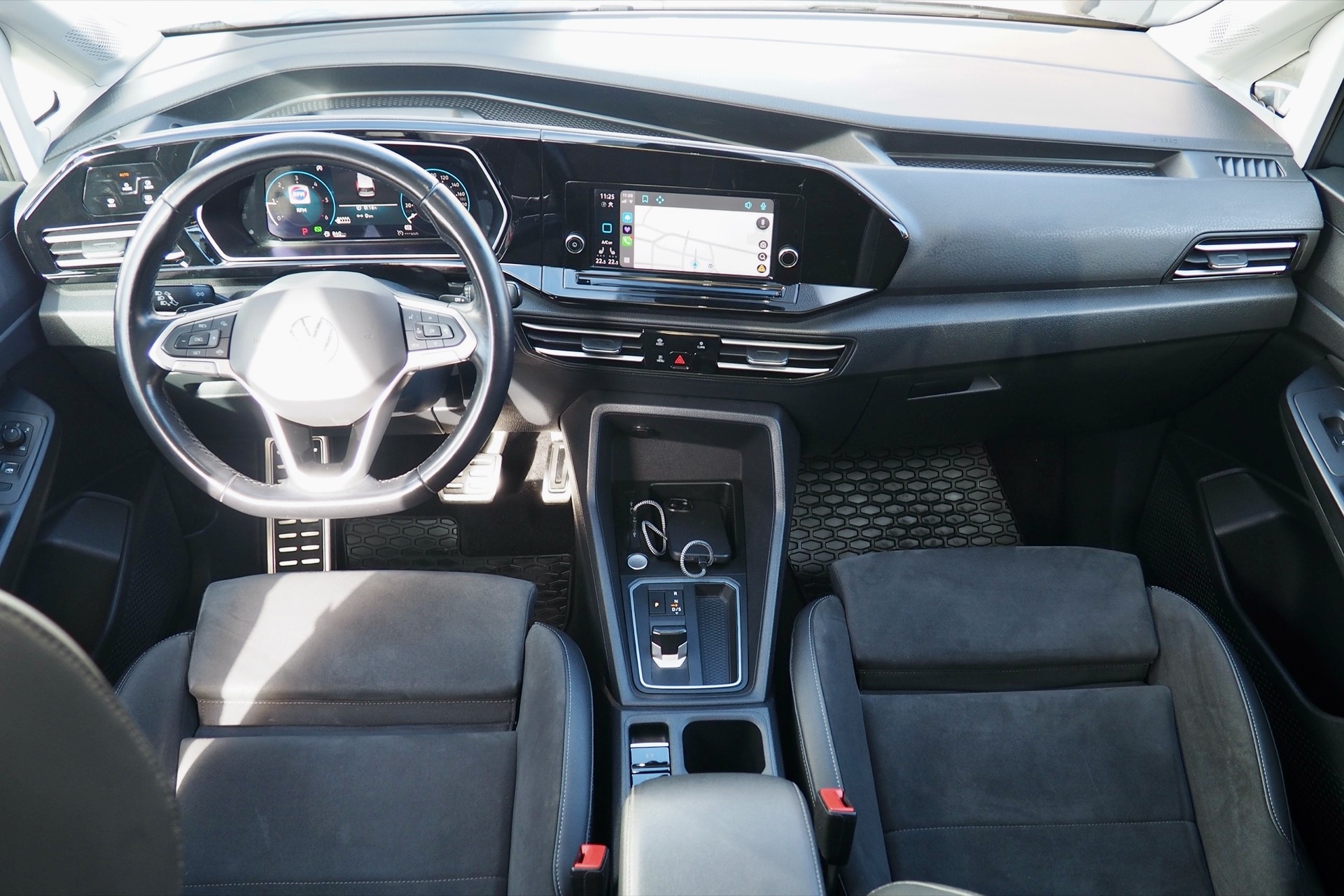 VOLKSWAGEN Caddy Maxi 2,0 Tdi 122 DSG Style, 7 places  + Toit pano. + Options  – Garantie 12 mois.