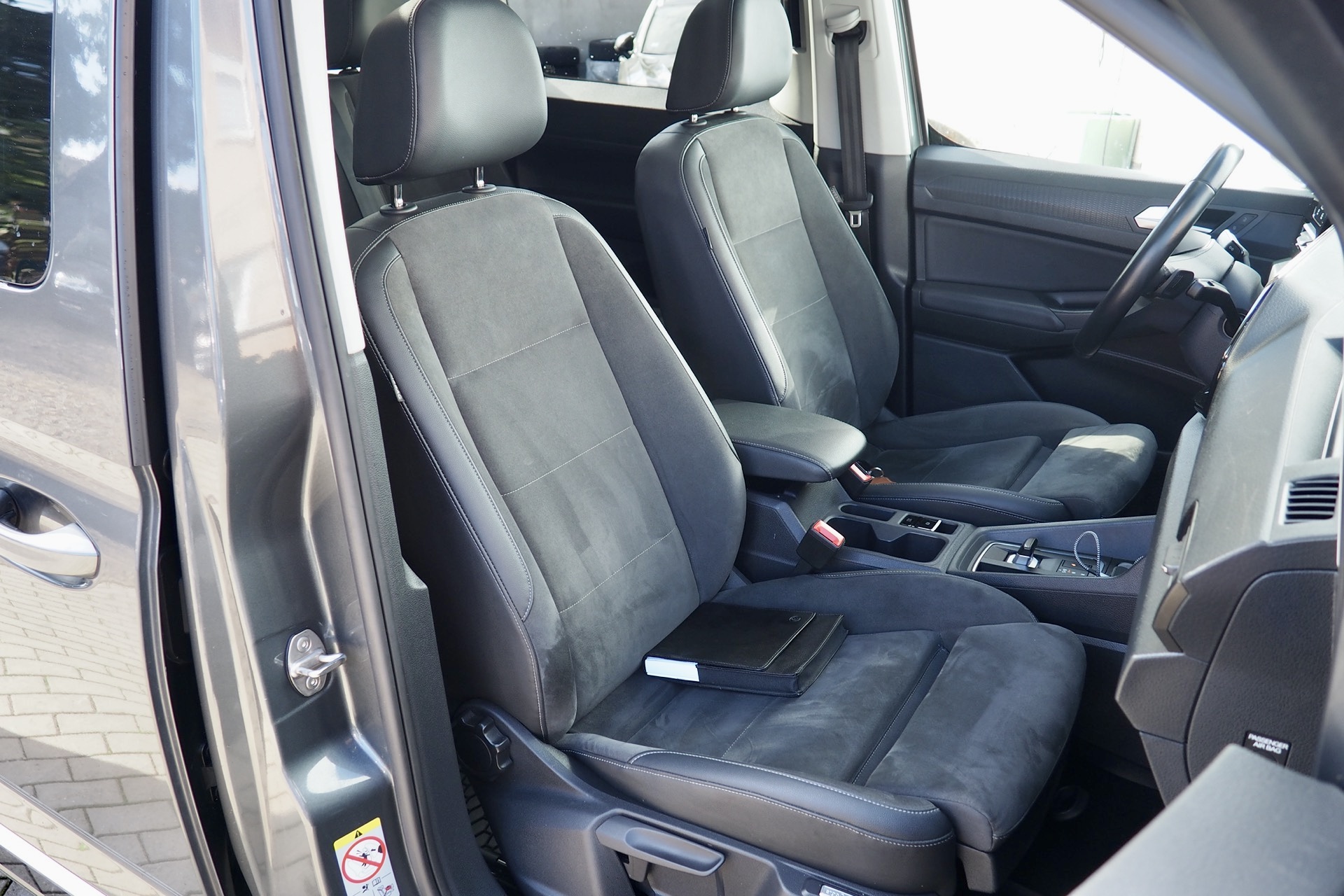 VOLKSWAGEN Caddy Maxi 2,0 Tdi 122 DSG Style, 7 places  + Toit pano. + Options  – Garantie 12 mois.