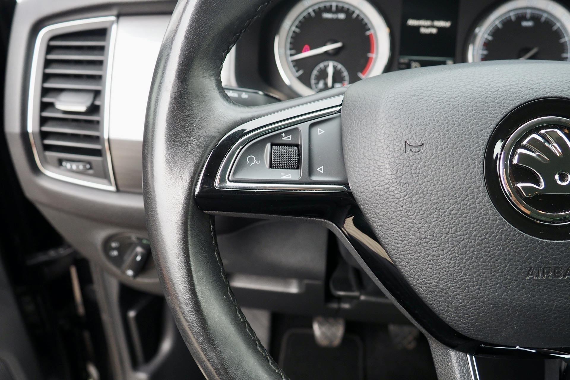 SKODA Kodiaq 1,5 Tsi 150 Ambition  + Caméra + Attelage + Options, 1ère Main – Garantie 12 mois. complet