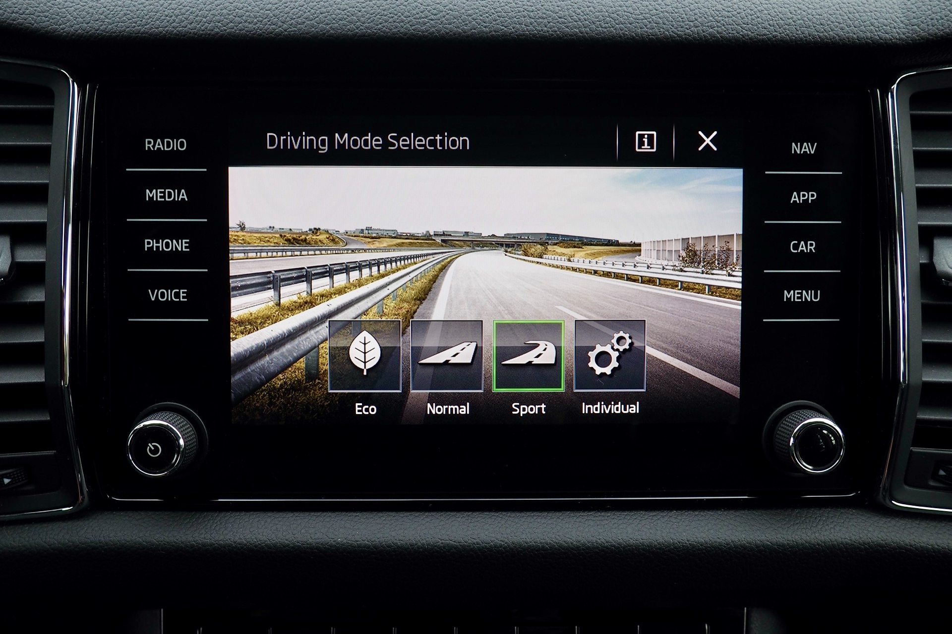 SKODA Kodiaq 1,5 Tsi 150 Ambition  + Caméra + Attelage + Options, 1ère Main – Garantie 12 mois. complet