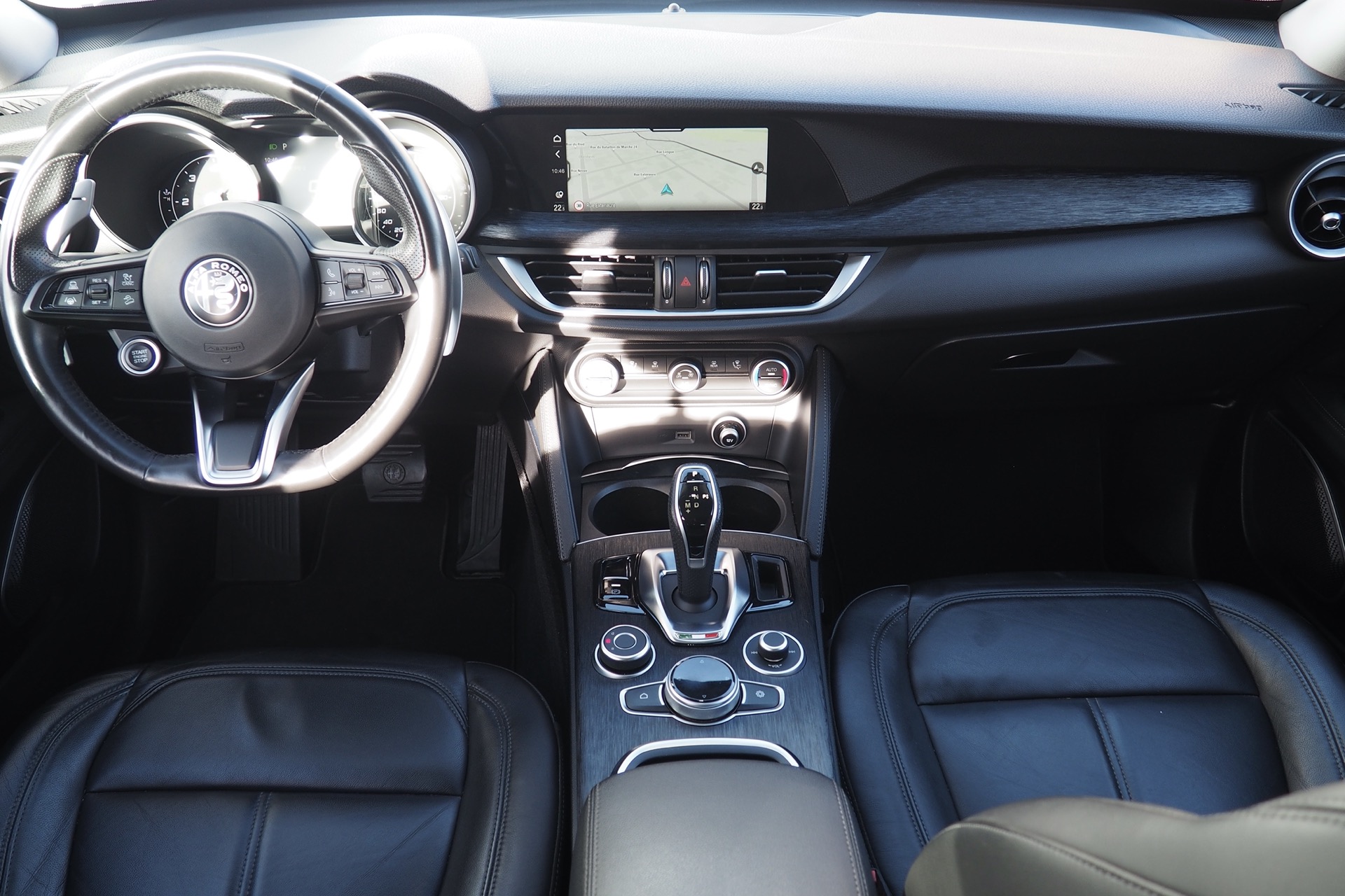 Alfa Roméo Stelvio 2,2d 160 Super AT8 + Caméra + Cuir + Attelage + Régulateur adaptatif + Options, 1ère Main – Garantie 12 mois.