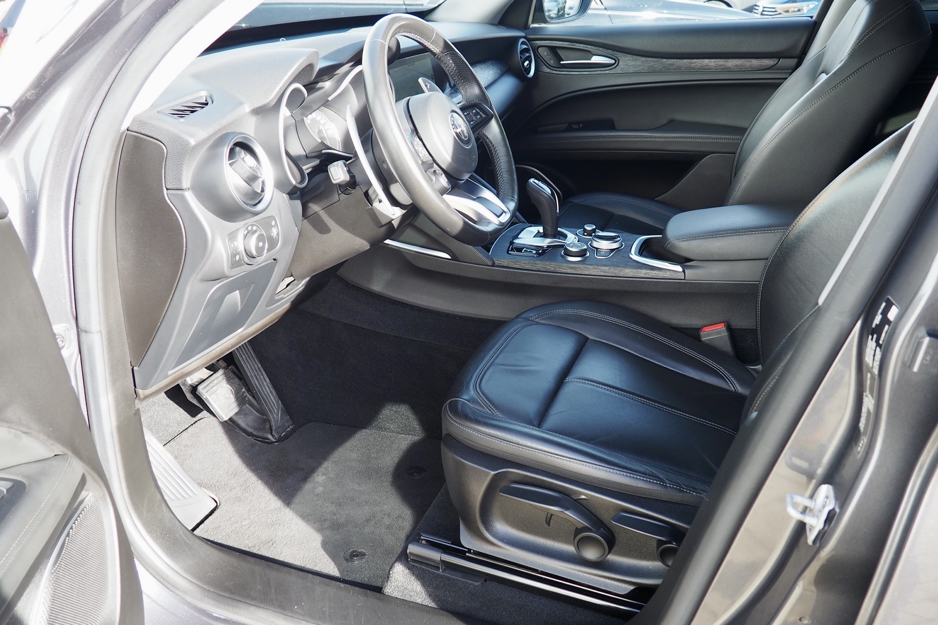 Alfa Roméo Stelvio 2,2d 160 Super AT8 + Caméra + Cuir + Attelage + Régulateur adaptatif + Options, 1ère Main – Garantie 12 mois.