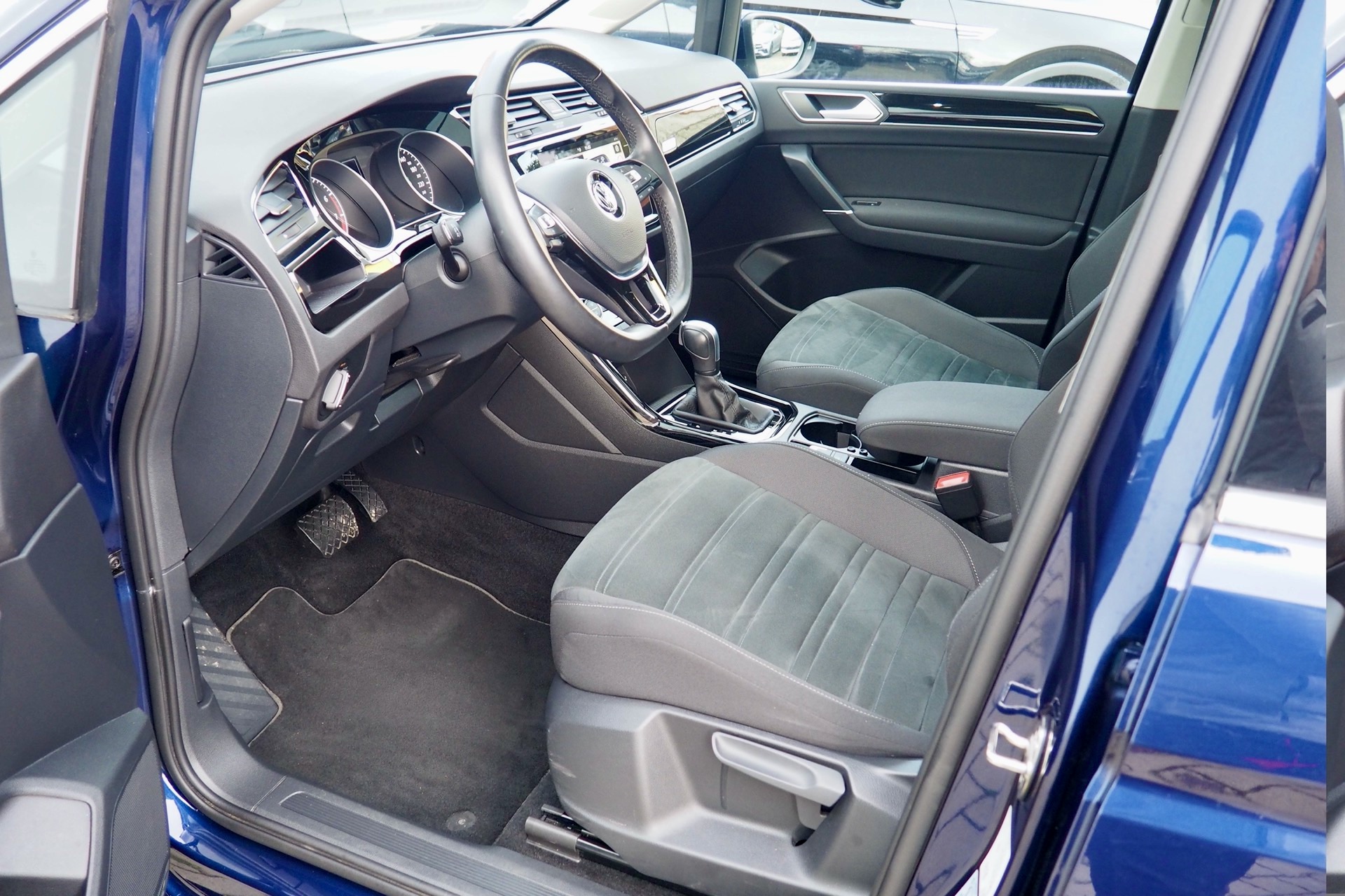 VOLKSWAGEN Touran 1,5 Tsi 150 Evo DSG7 Carat  + Toit pano. + Attelage élec. + Full Led + Options, 1ère Main – Garantie 12 mois.