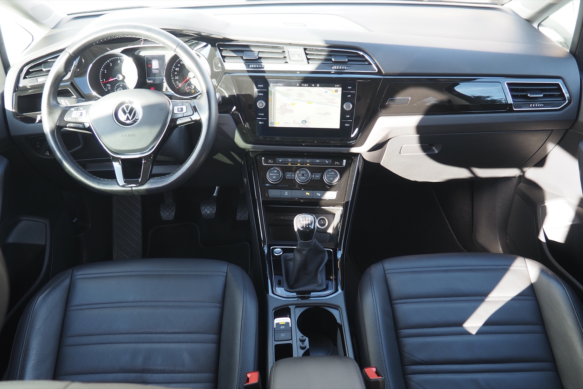 VOLKSWAGEN Touran 1,5 Tsi 150 Evo Carat  + Attelage élec. + Cuir + Caméra + Carte main libre + Options, 1ère Main – Garantie 12 mois.