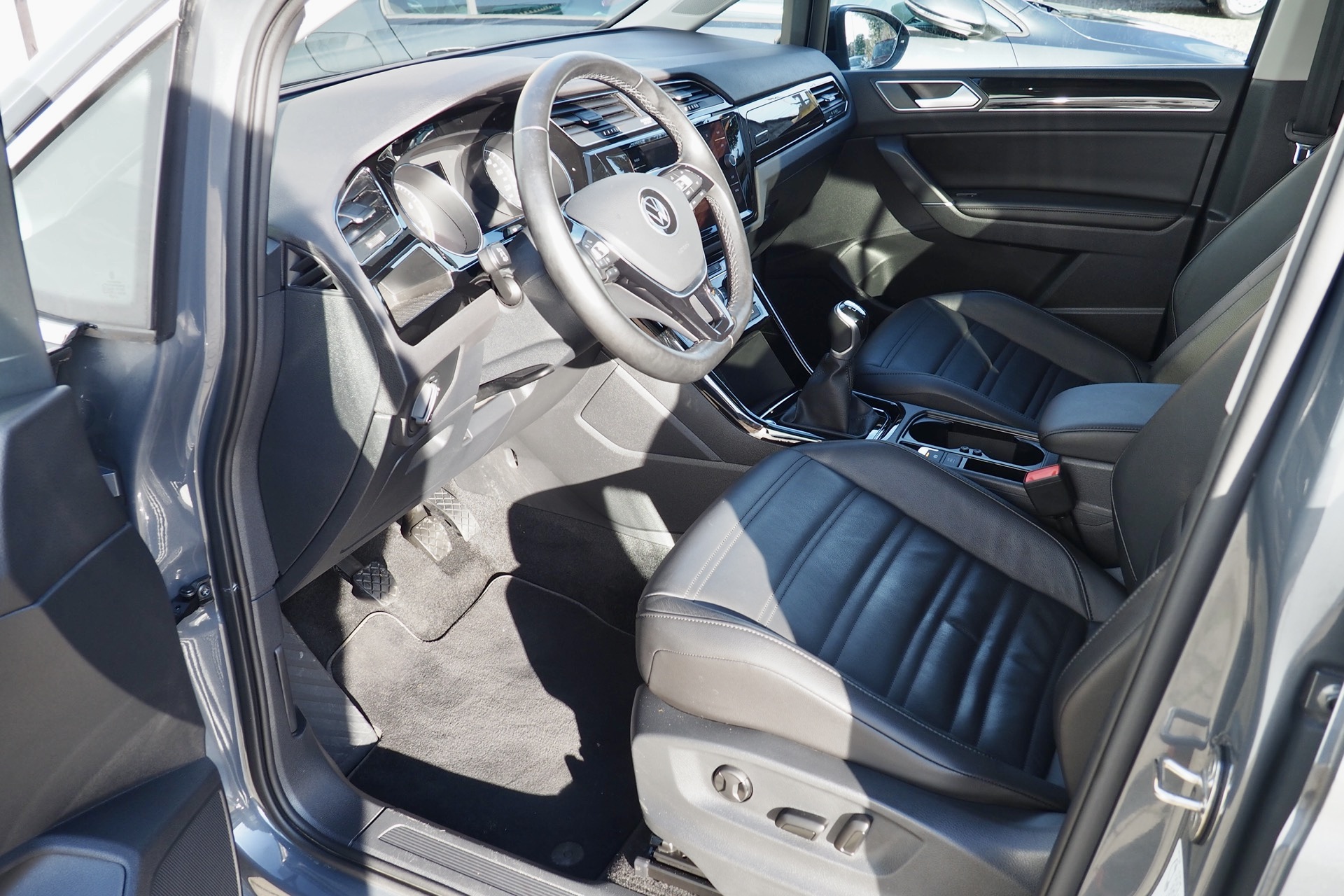 VOLKSWAGEN Touran 1,5 Tsi 150 Evo Carat  + Attelage élec. + Cuir + Caméra + Carte main libre + Options, 1ère Main – Garantie 12 mois.