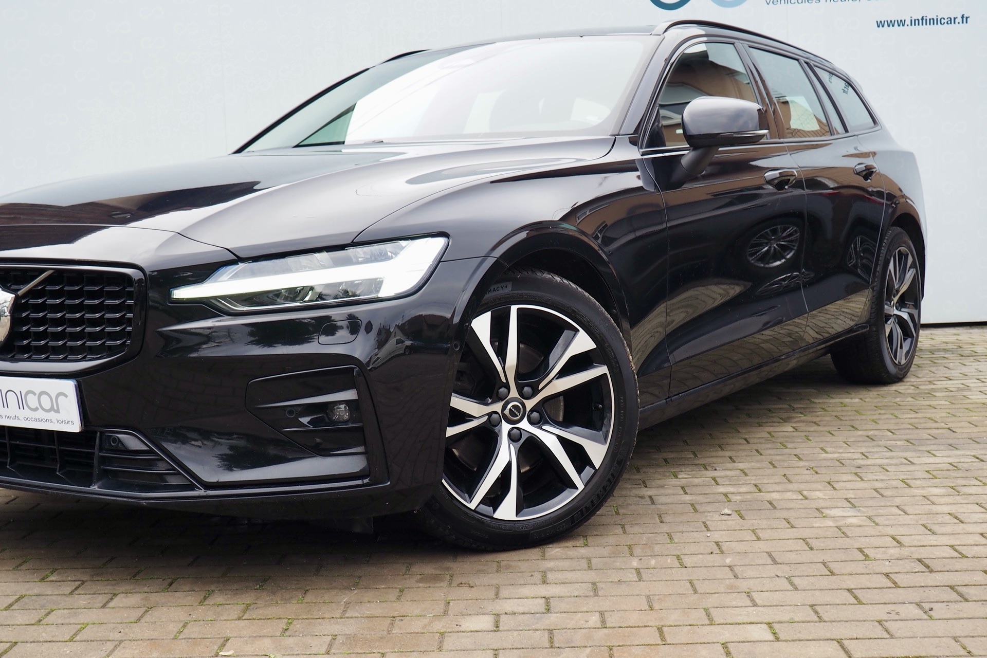 VOLVO V60 B4 197 Geartronic Plus Style Dark  + Pack Intelisafe Pro + Caméra 360° + Options, 1ère Main – Garantie 12 mois.