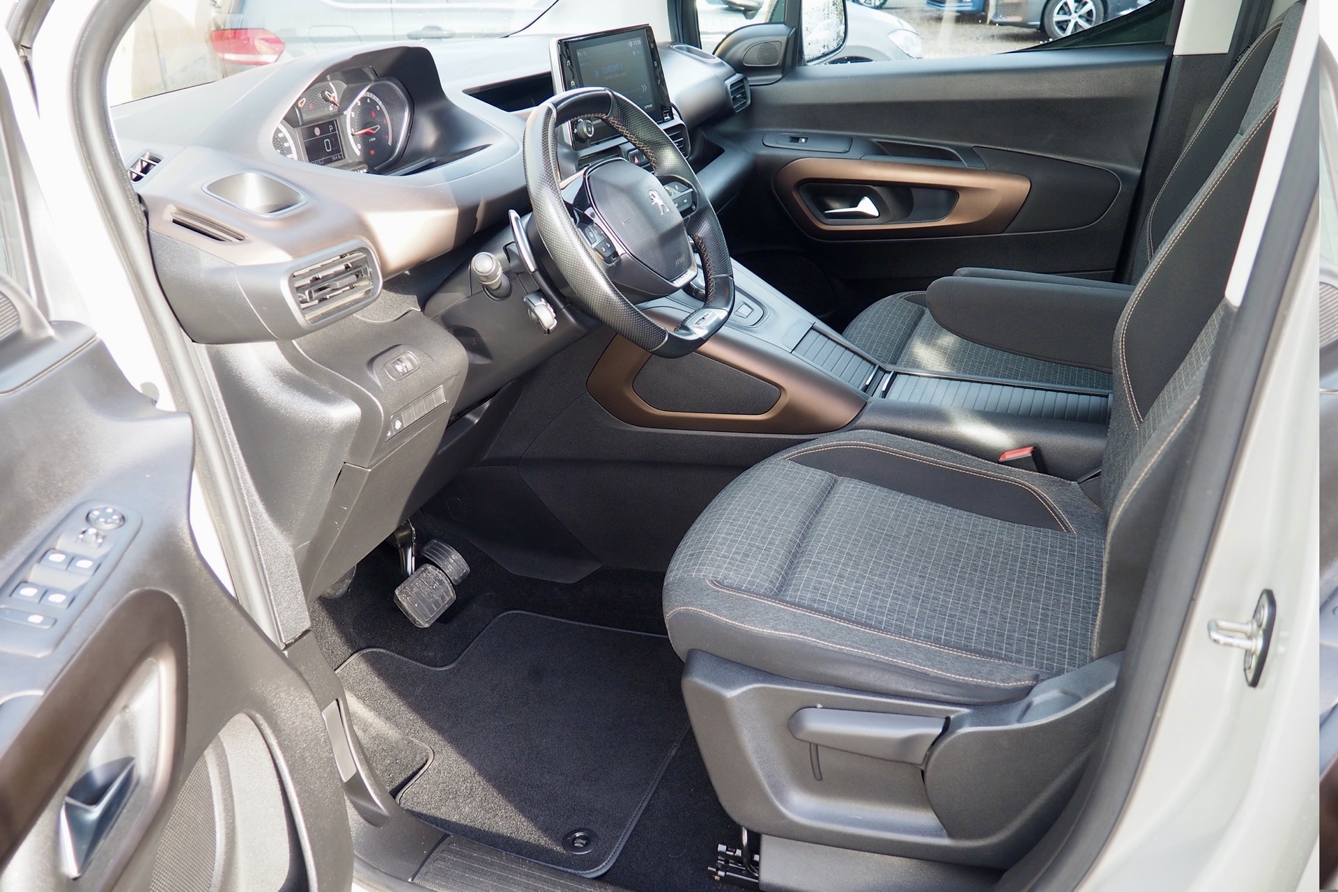 Peugeot Rifter Hdi 130 EAT8 GT-Line  + Toit panoramique + Attelage + Options, 1ère Main – Garantie 12 mois.