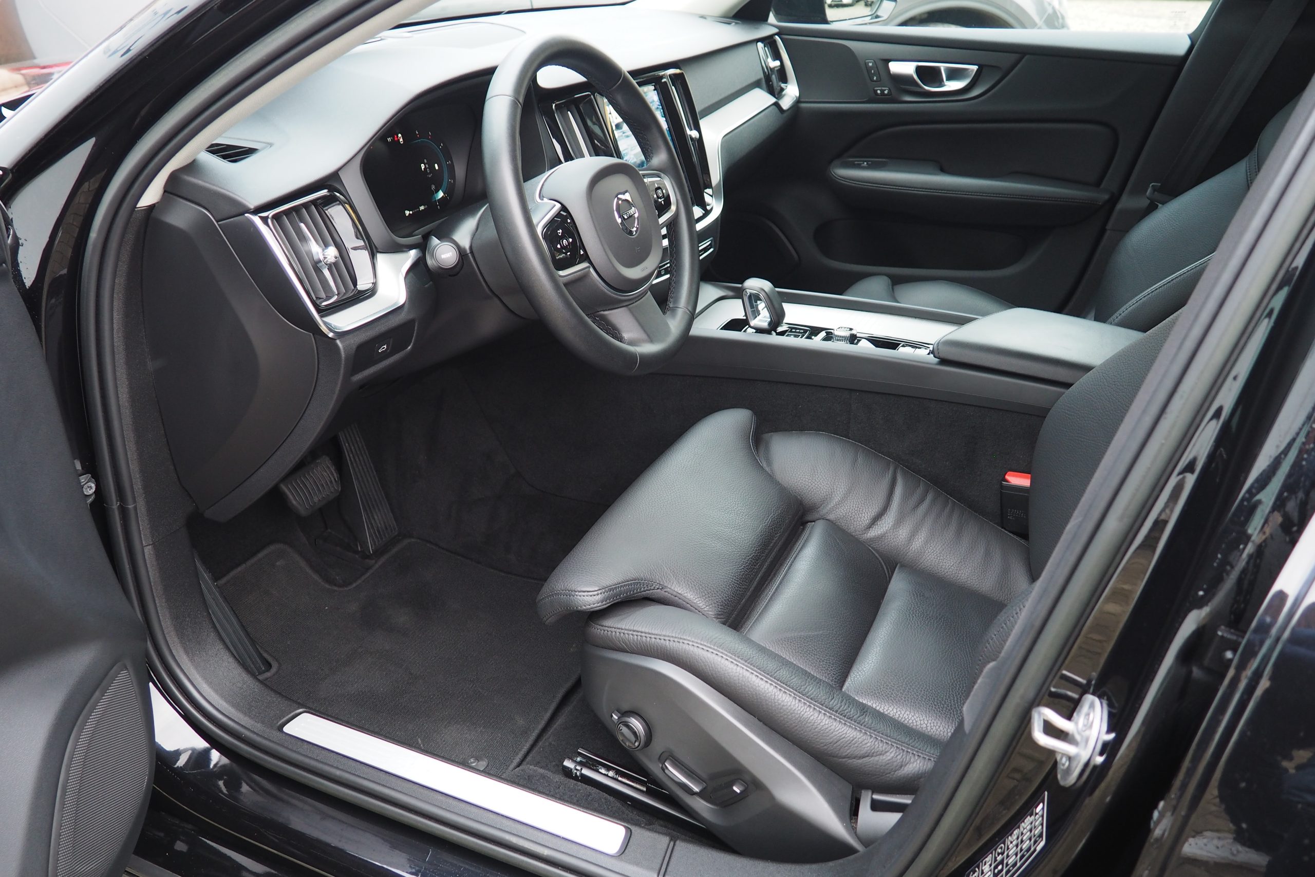 VOLVO V60 B4 197 Geartronic Plus Style Dark  + Pack Intelisafe Pro + Caméra 360° + Options, 1ère Main – Garantie 12 mois.