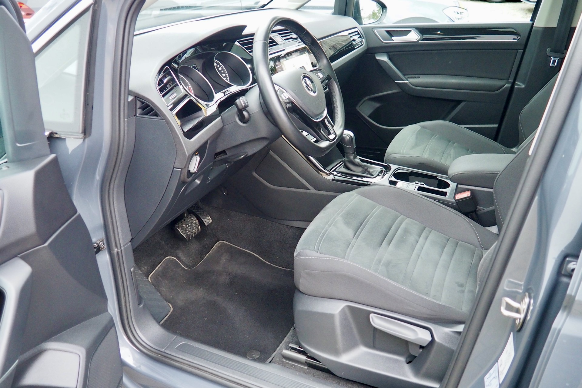 VOLKSWAGEN Touran 2,0 Tdi 150 DSG Carat, 7 places + Toit pano. + Attelage + Full Led + Options, 1ère Main – Garantie 12 mois.