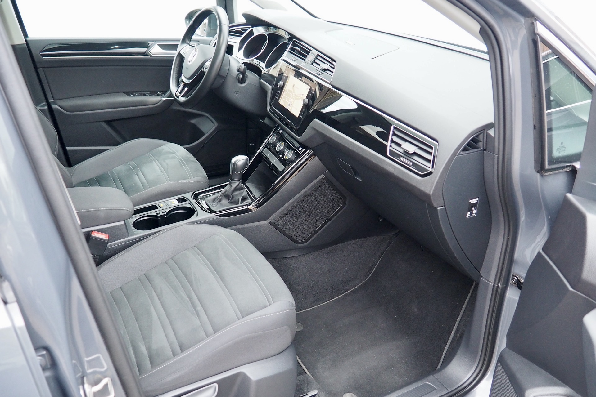 VOLKSWAGEN Touran 2,0 Tdi 150 DSG Carat, 7 places + Toit pano. + Attelage + Full Led + Options, 1ère Main – Garantie 12 mois.