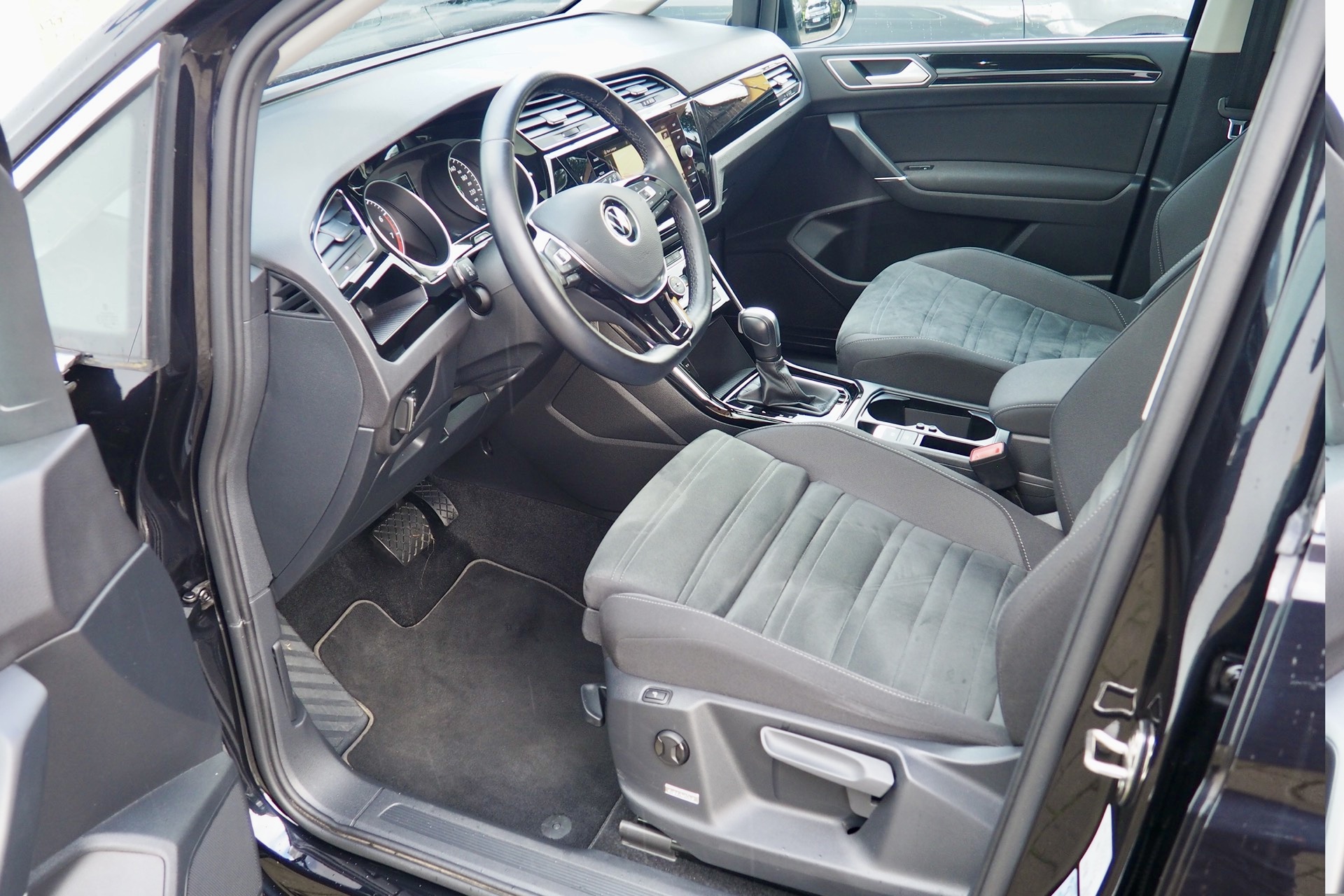 VOLKSWAGEN Touran 1,5 Tsi 150 Evo DSG7 Carat  + Toit panoramique + Attelage  + Full Led + Options, 1ère Main – Garantie 12 mois.