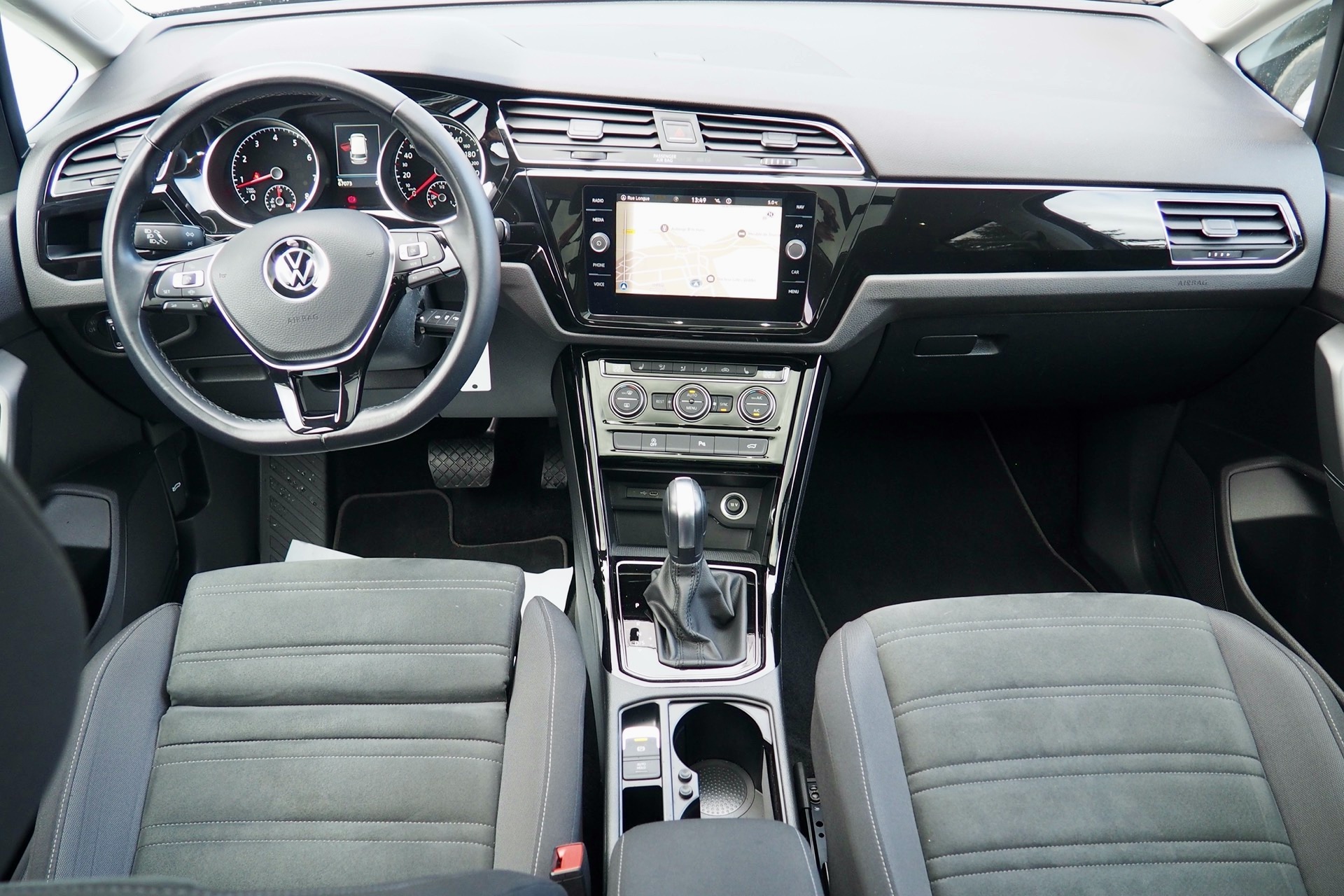 VOLKSWAGEN Touran 1,5 Tsi 150 Evo DSG7 Carat  + Toit panoramique + Attelage  + Full Led + Options, 1ère Main – Garantie 12 mois.