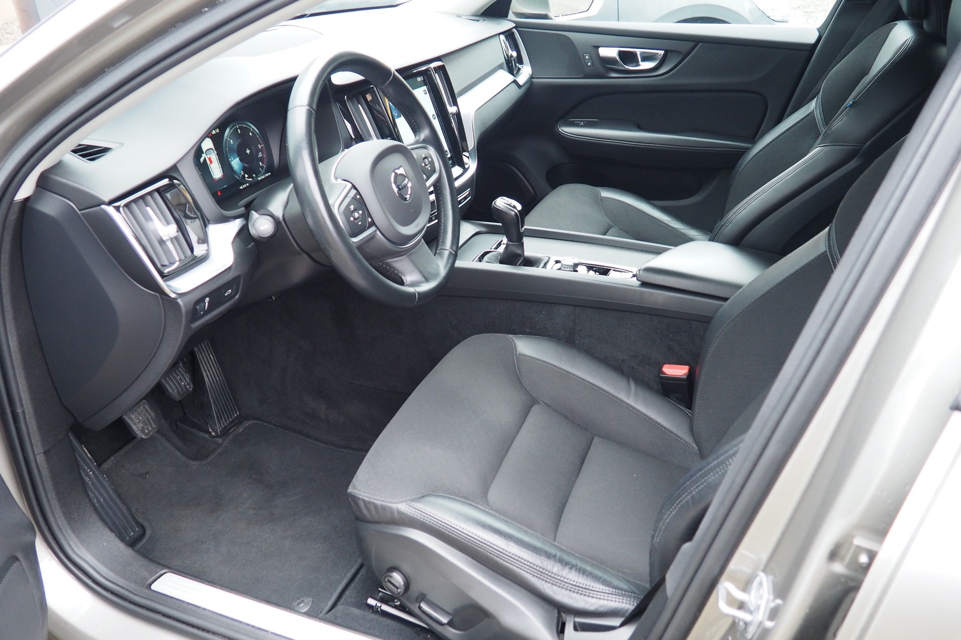 VOLVO V60 D3 150 Business Executive  + Pack Intelisafe Pro + Caméra + Attelage + Options, 1ère Main – Garantie 12 mois.