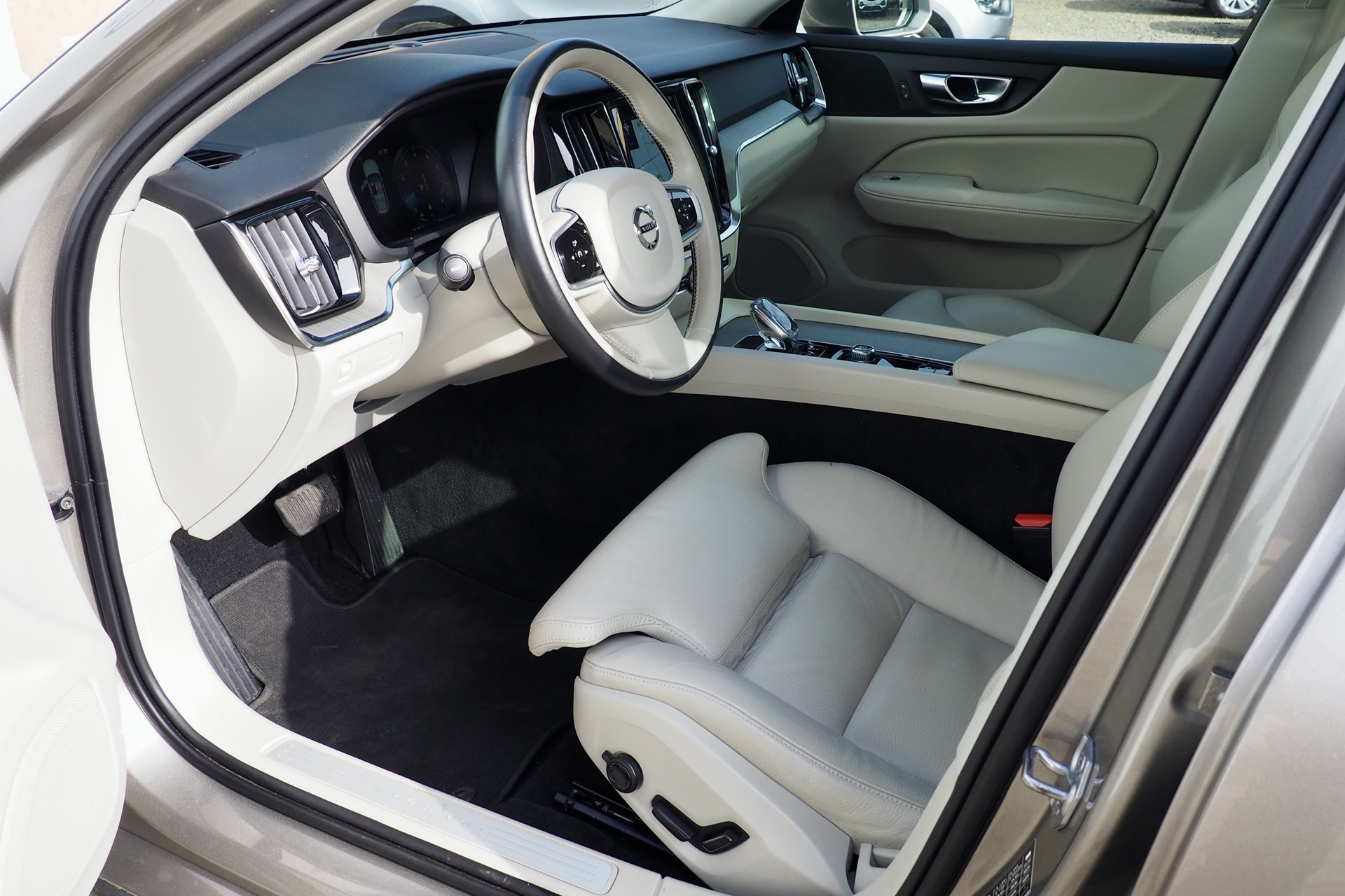 VOLVO V60 B3 163 Geartronic Inscription  + Toit panoramique + Attelage  + Intellisafe Pro + Options, 1ère Main – Garantie 12 mois.