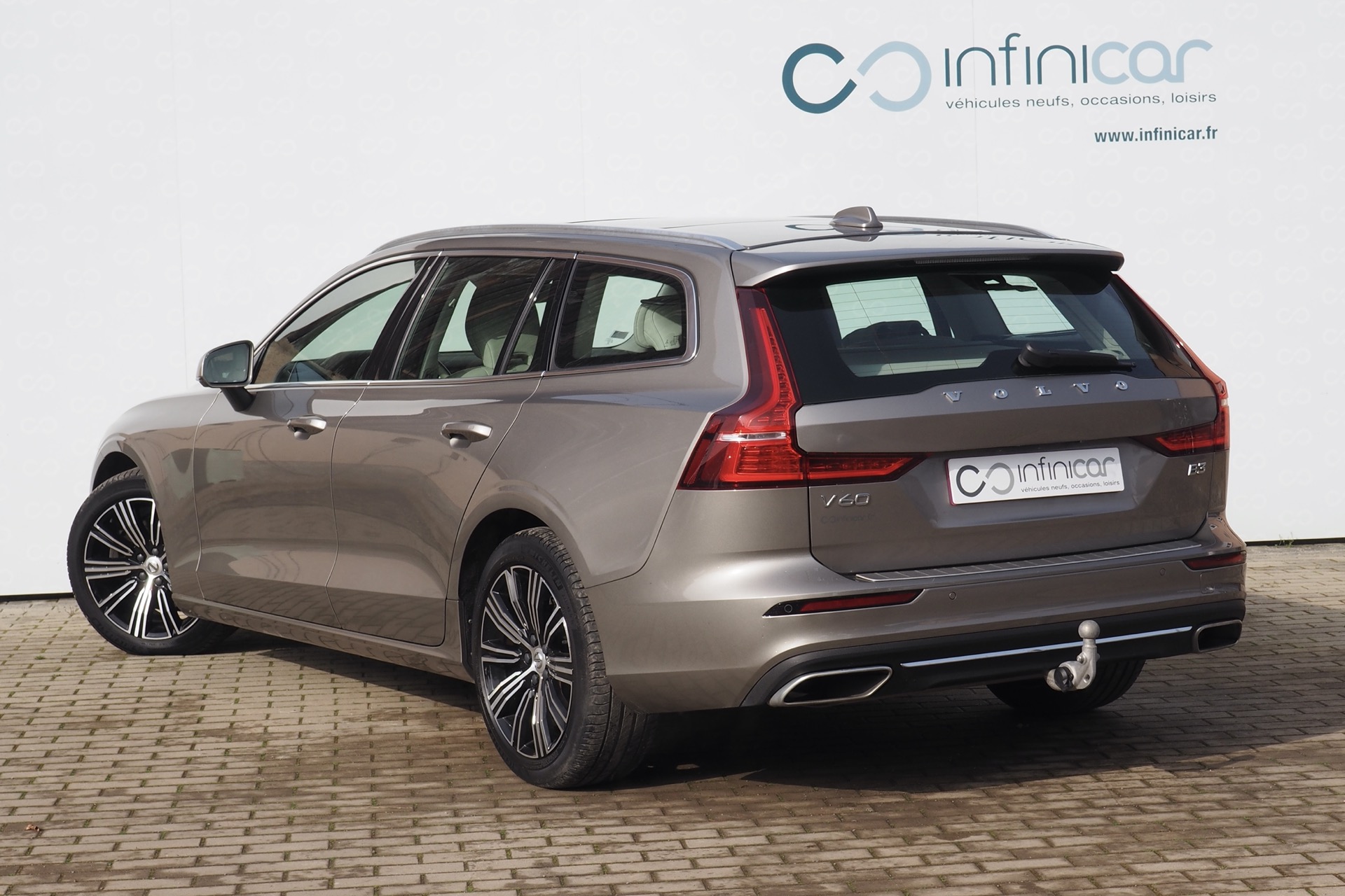 VOLVO V60 B3 163 Geartronic Inscription  + Toit panoramique + Attelage  + Intellisafe Pro + Options, 1ère Main – Garantie 12 mois.
