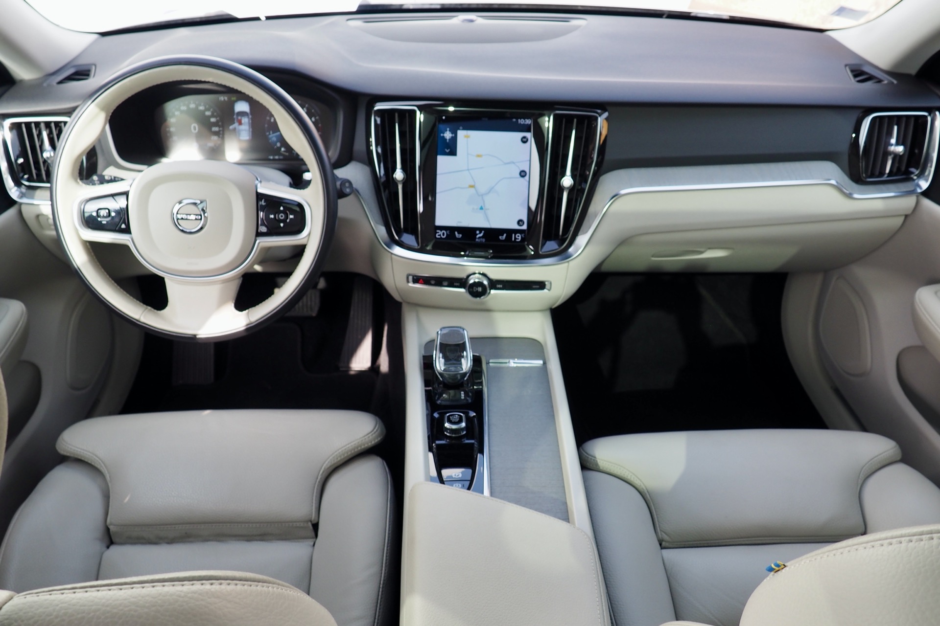 VOLVO V60 B3 163 Geartronic Inscription  + Toit panoramique + Attelage  + Intellisafe Pro + Options, 1ère Main – Garantie 12 mois.