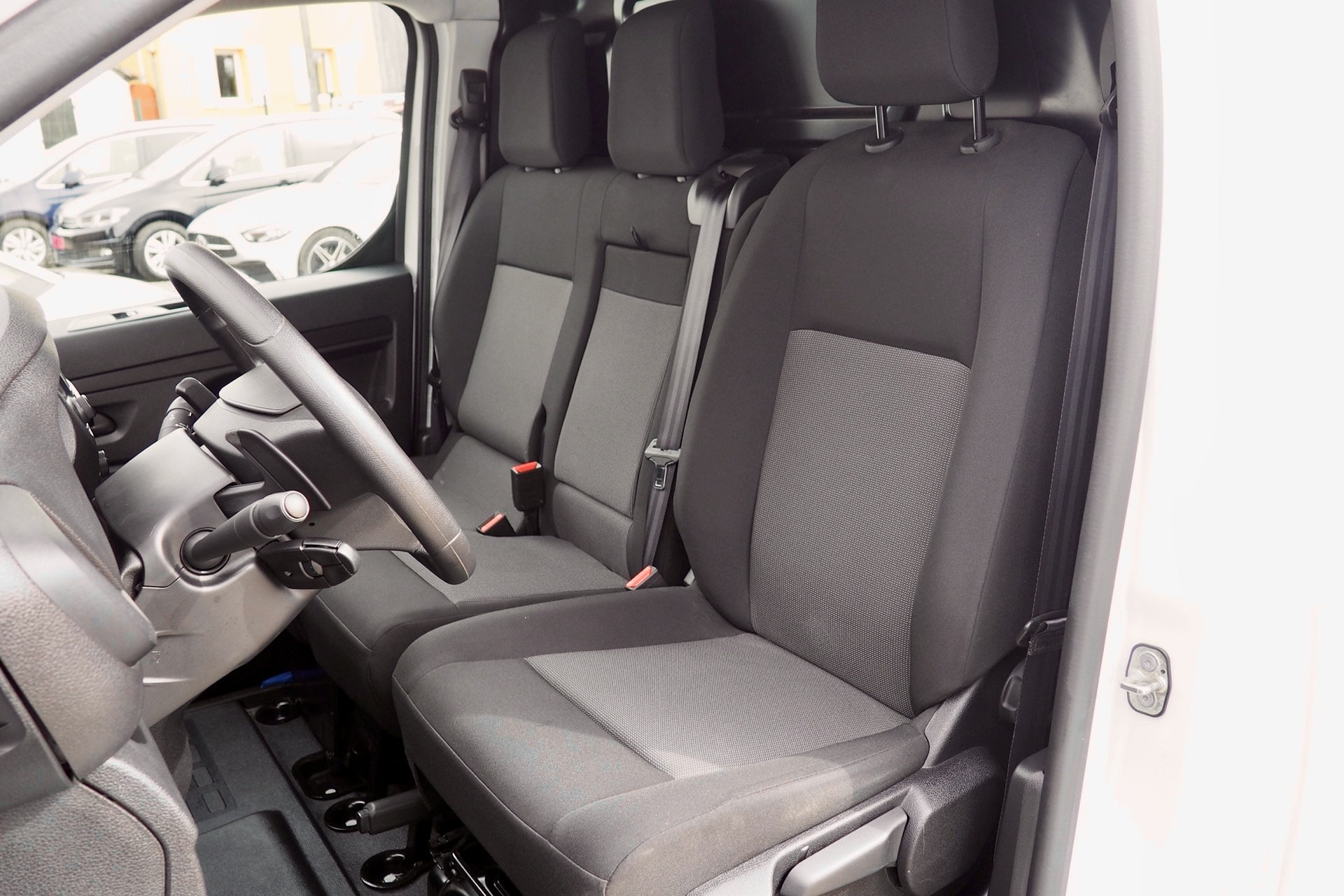 Peugeot Expert Fourgon 2,0 Hdi 145 EAT8  Asphalt Connect – 3 places + Attelage + Options, 1ère Main – Garantie 12 mois