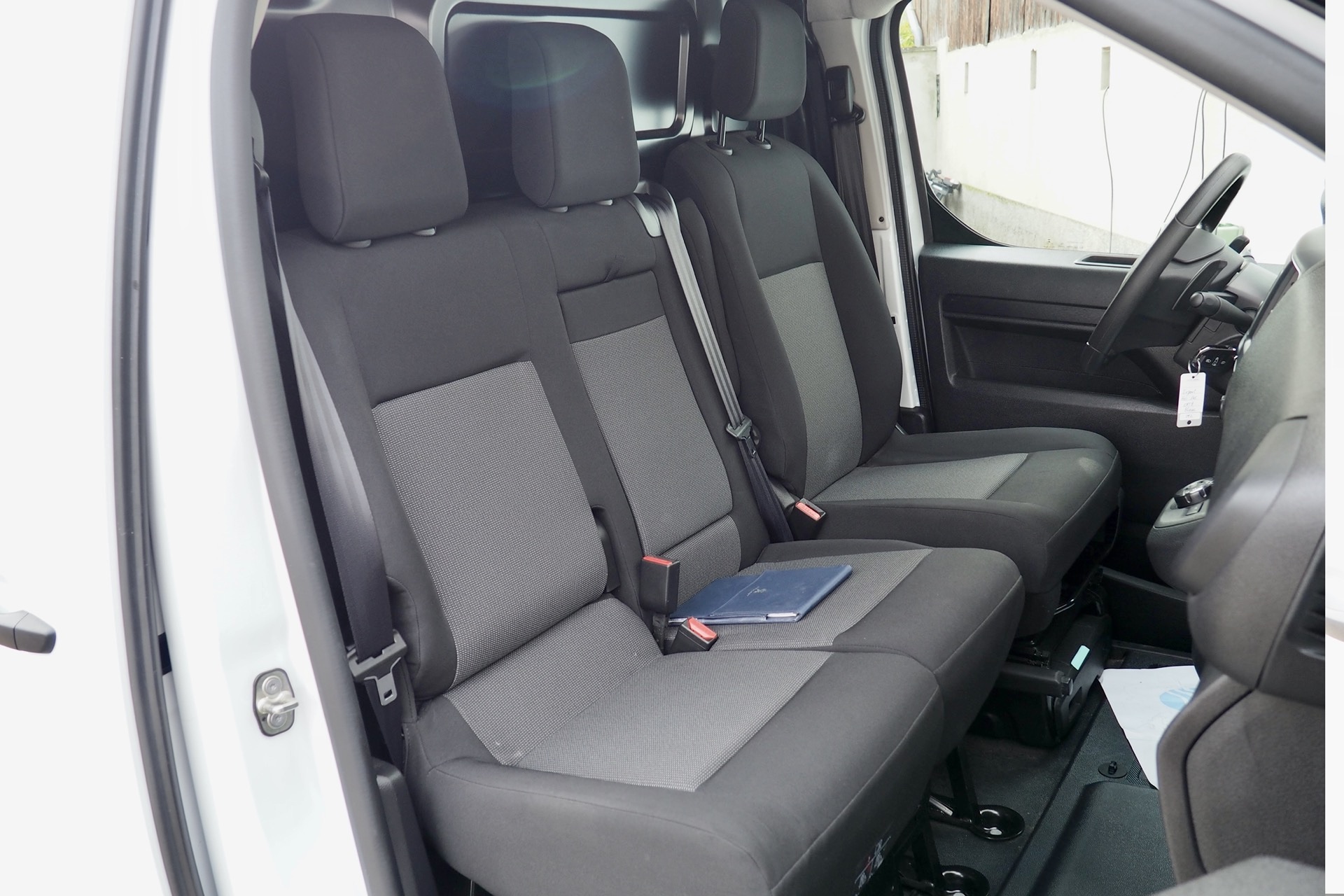 Peugeot Expert Fourgon 2,0 Hdi 145 EAT8  Asphalt Connect – 3 places + Attelage + Options, 1ère Main – Garantie 12 mois