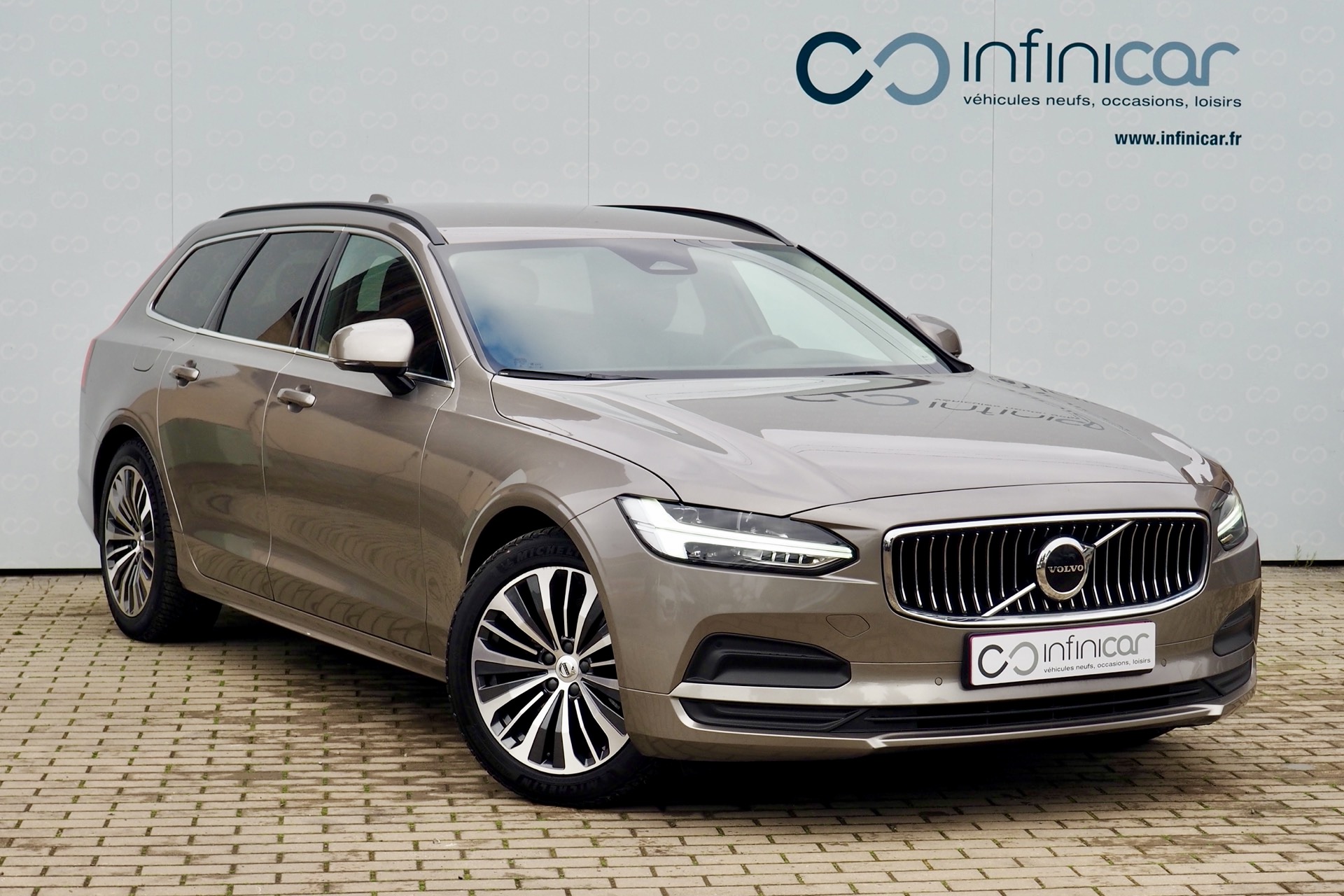 VOLVO V90 B4 197 Geartronic Momentum Business + Options, 1ère Main – Garantie 12 mois.
