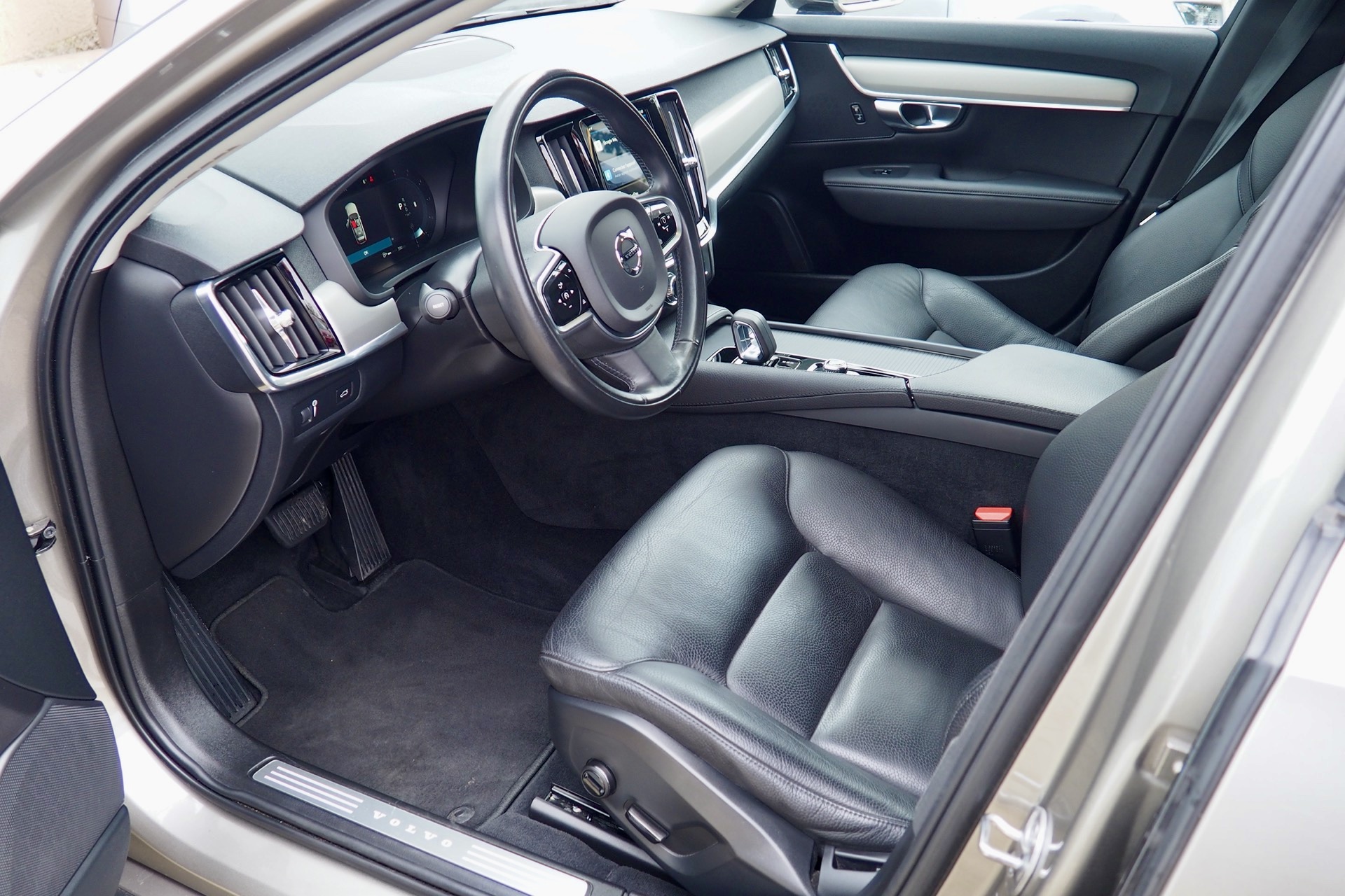 VOLVO V90 B4 197 Geartronic Momentum Business + Options, 1ère Main – Garantie 12 mois.