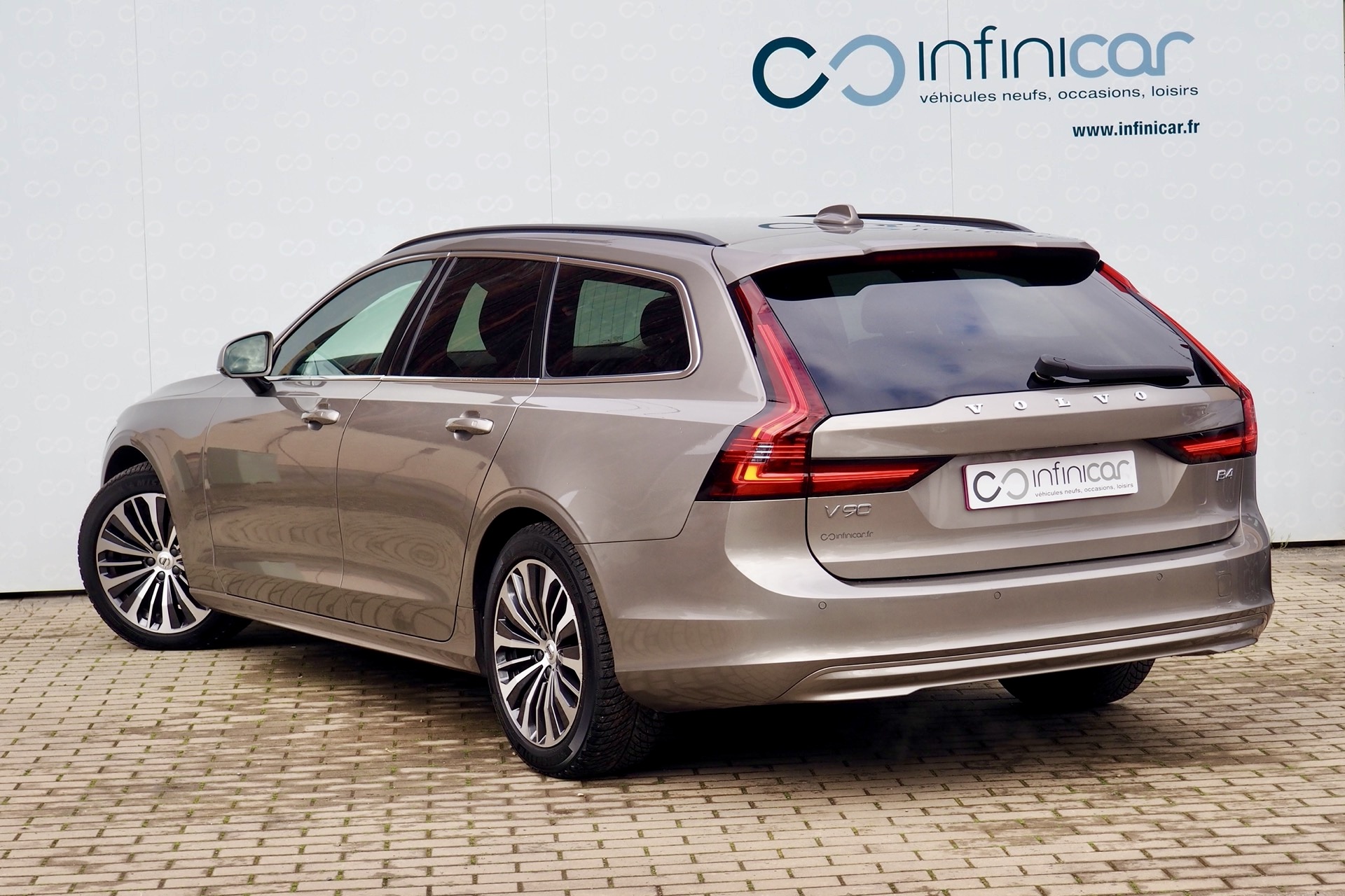 VOLVO V90 B4 197 Geartronic Momentum Business + Options, 1ère Main – Garantie 12 mois.