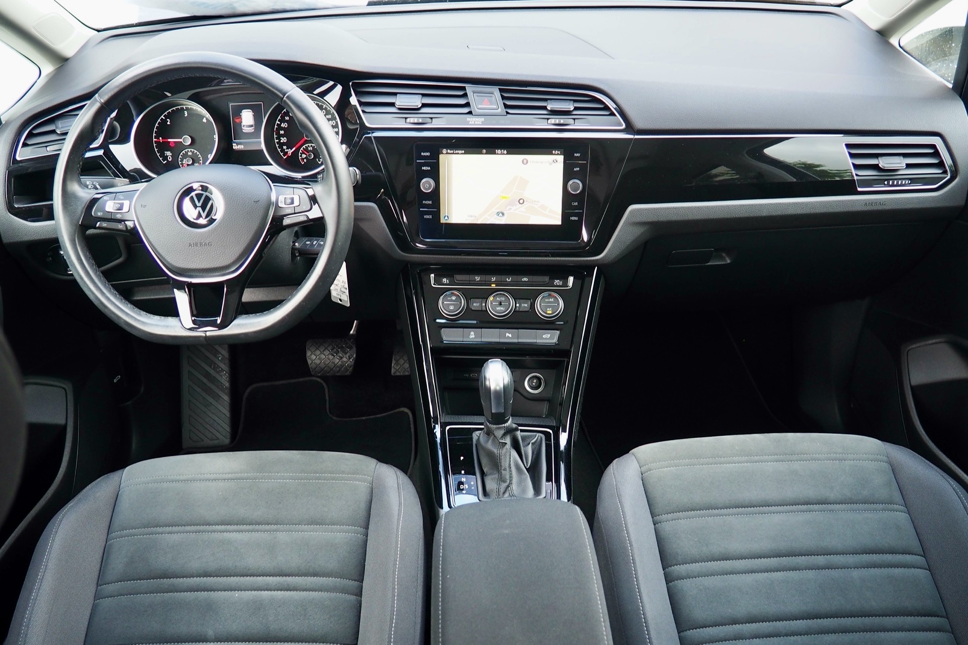 VOLKSWAGEN Touran 2,0 Tdi 150 DSG Carat  + Toit pano. + Caméra  + Full Led + Options – Garantie 12 mois.