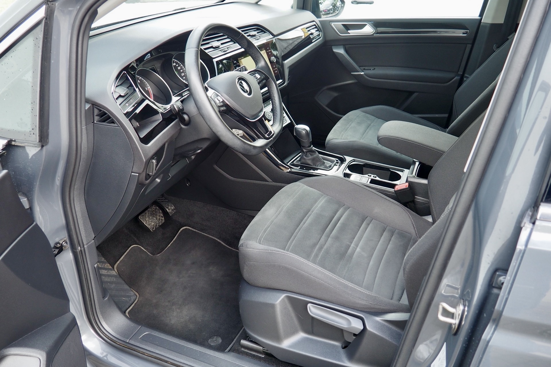 VOLKSWAGEN Touran 2,0 Tdi 150 DSG Carat  + Toit pano. + Caméra  + Full Led + Options – Garantie 12 mois.