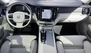 VOLVO V60 B3 163 Geartronic Inscription Luxe + Toit panoramique + Caméra + Attelage + HUD + H.Kardon + Pilot Assist + Options, 1ère Main – Garantie 12 mois. complet