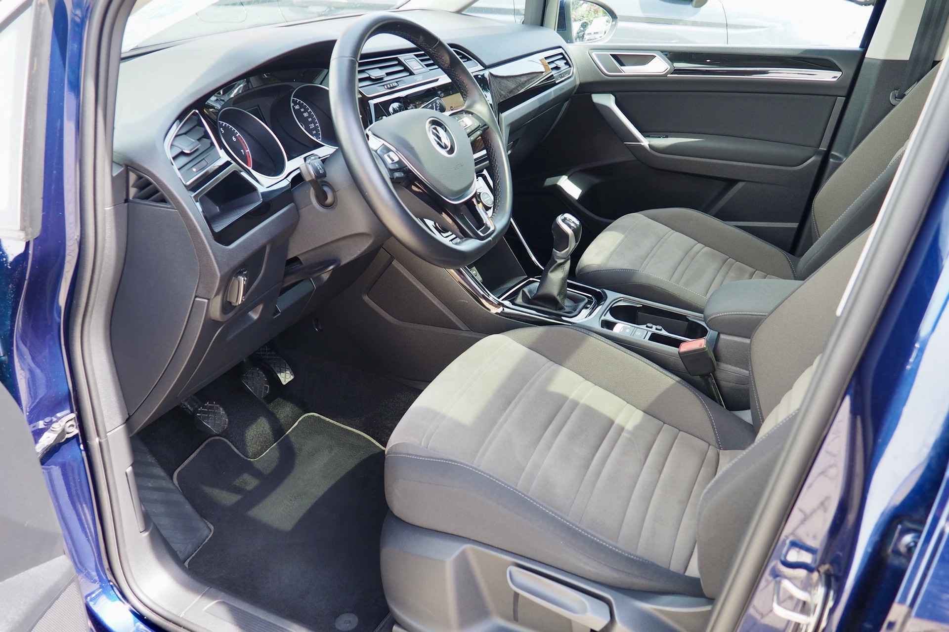 VOLKSWAGEN Touran 1,5 Tsi 150 Evo Carat, 7 places  + Toit panoramique + Caméra  + Attelage + Options, 1ère Main – Garantie 12 mois.