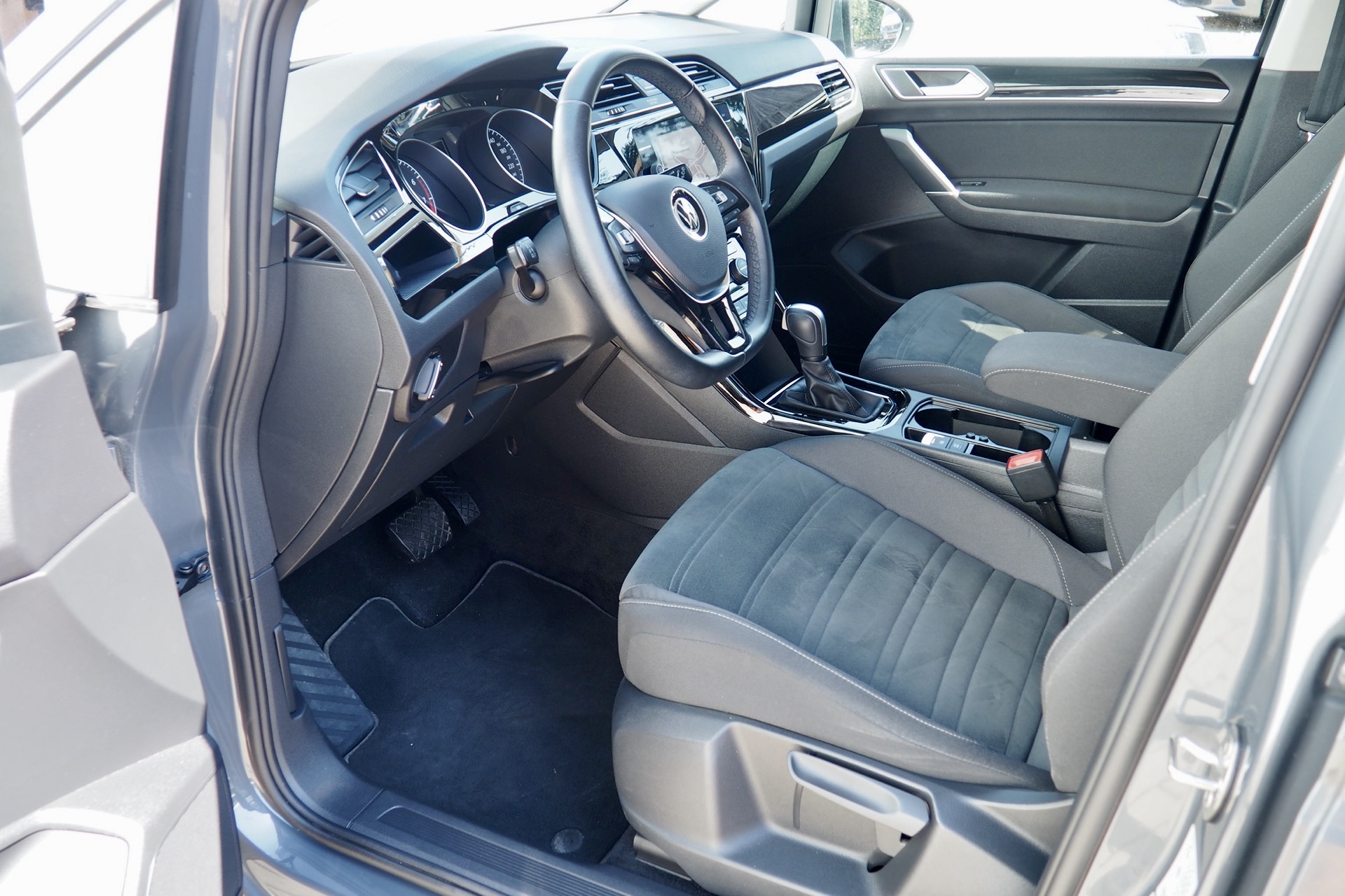 VOLKSWAGEN Touran 1,5 Tsi 150 Evo DSG7 Carat + Attelage + Caméra + Options, 1ère Main – Garantie 12 mois