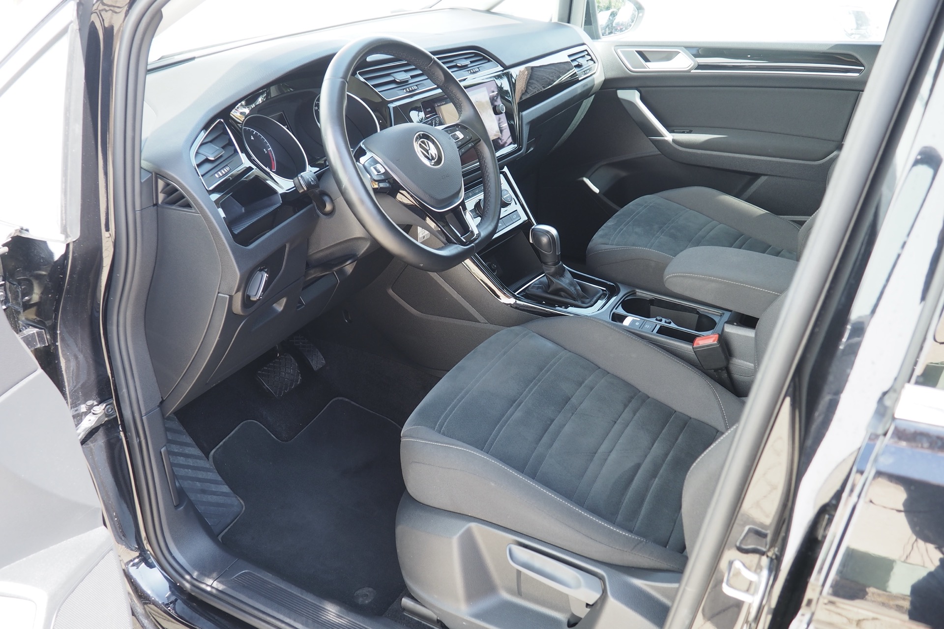 VOLKSWAGEN Touran VOLKSWAGEN Touran 2,0 Tdi 150 DSG Style, 7 places + Toit pano. + Caméra + Full Led + Options – Garantie 12 mois