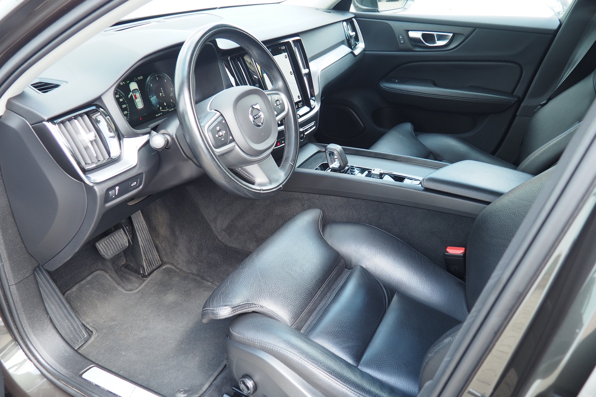 VOLVO V60 B4 197 Geartronic Momentum Business  + Cuir + Caméra + Options, 1ère Main  – Garantie 12 mois.