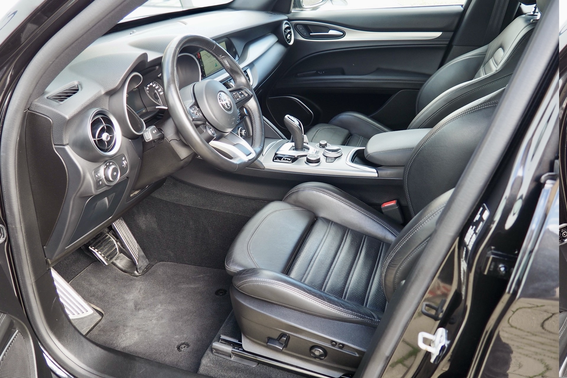 Alfa Roméo Stelvio 2,2d 160 AT8 Sprint  + Pack Veloce + Options, 1ère Main – Garantie 12 mois.
